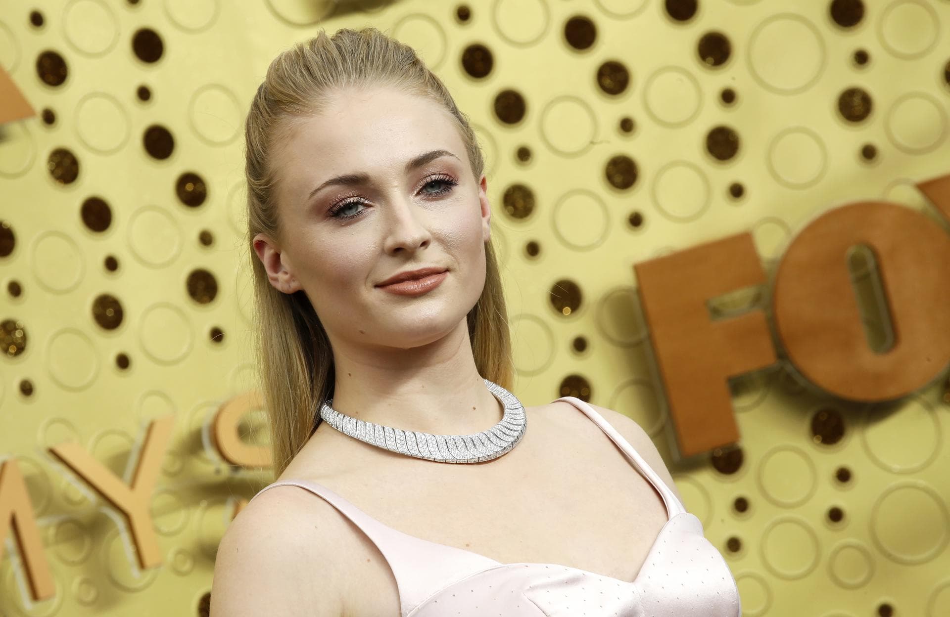 El rodaje de Tomb Raider paralizado por la lesión en la espalda de Sophie Turner