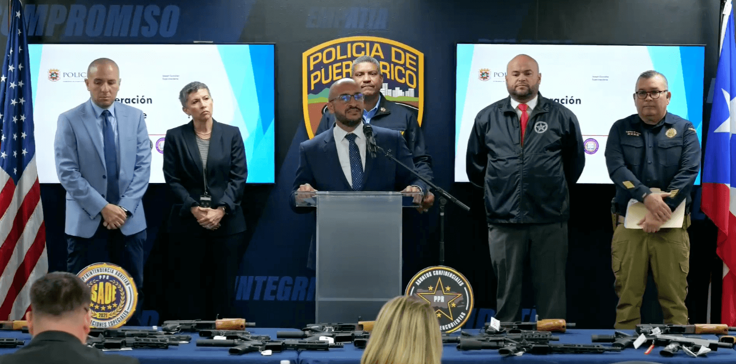 Policía ocupa 26 armas y arresta a 11 adultos y un menor en operativo