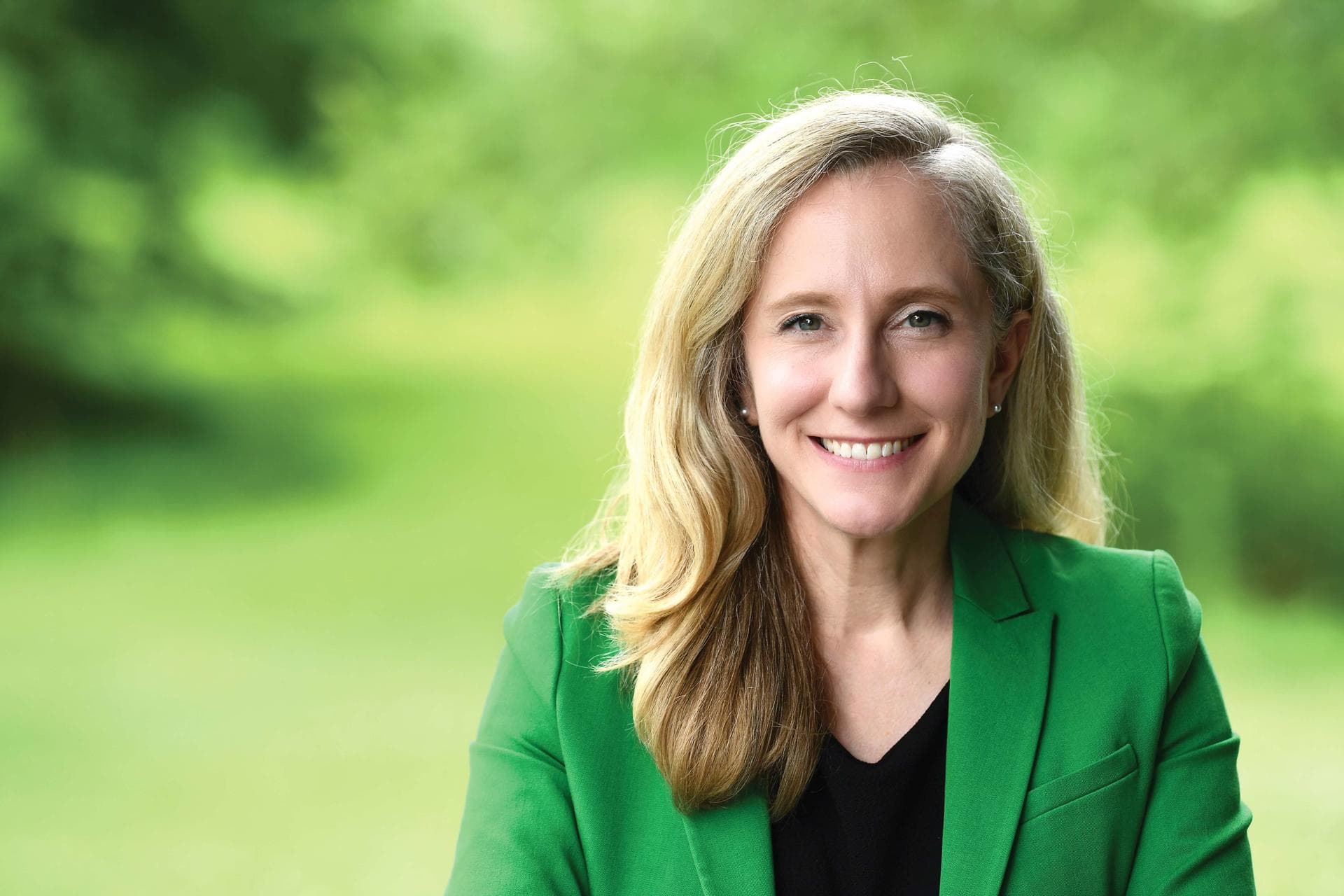 Encuestas otorgan una clara ventaja a candidata demócrata para ser gobernadora en Virginia