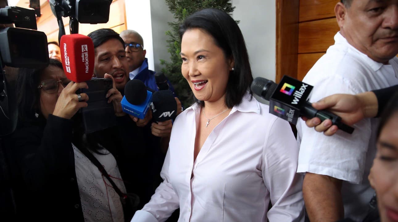 Peruanos esperan el fin de la revisión de actas observadas con leve ventaja de Fujimori