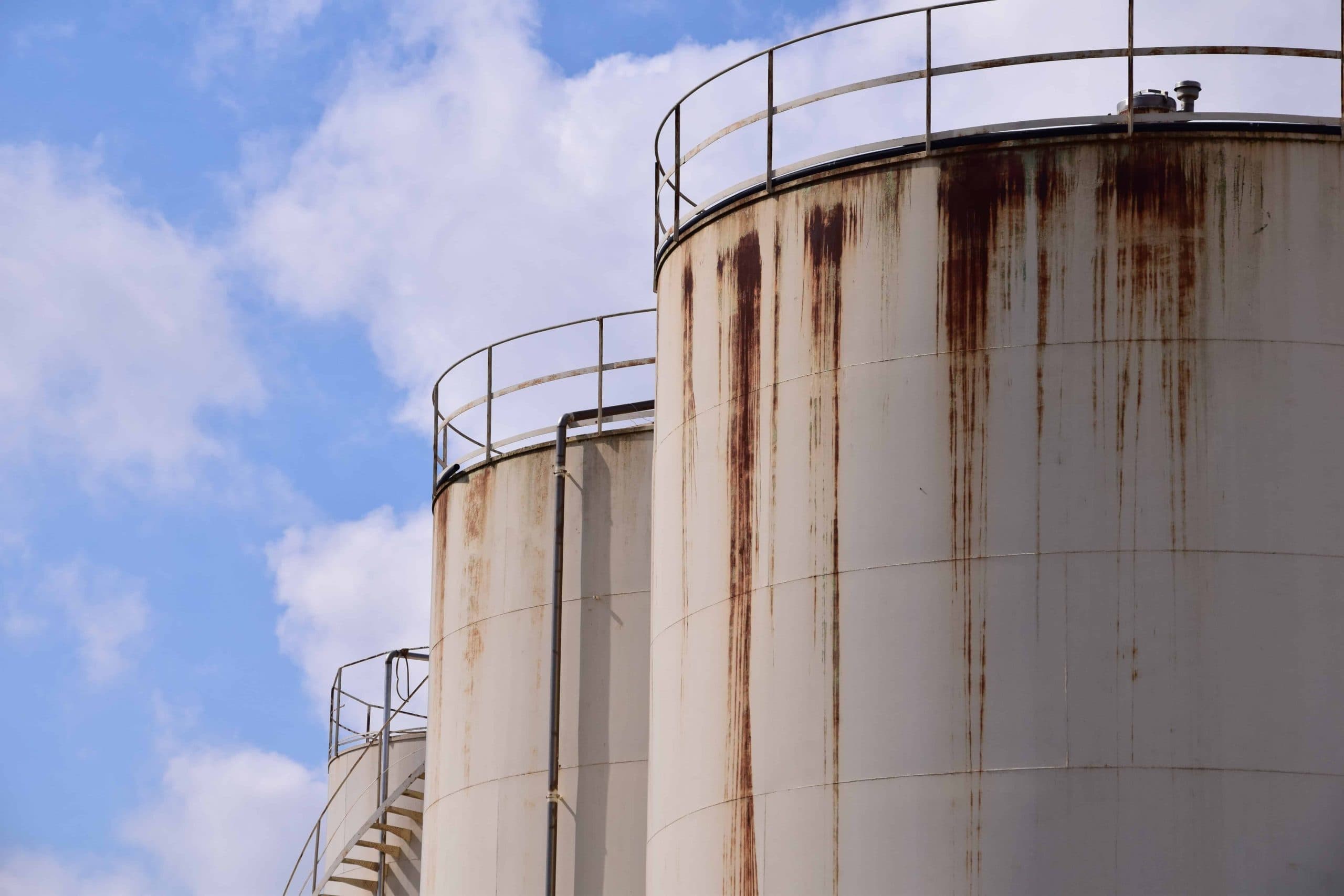 Acuerdan liberar reservas récord de petróleo por crisis energética en Oriente Medio