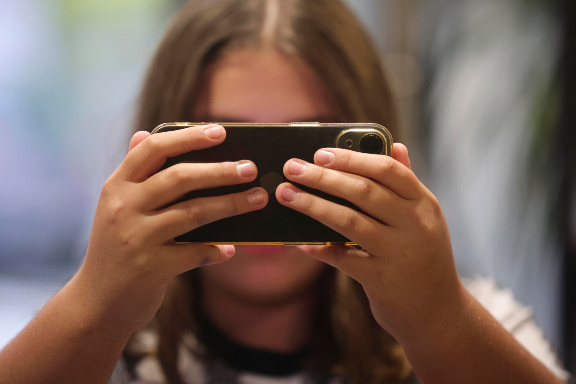 Uso del celular antes de los 13 años compromete salud mental