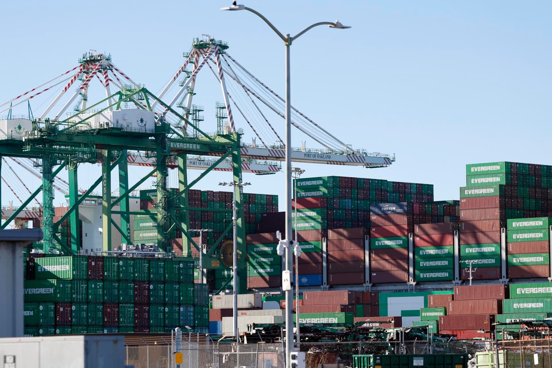 El déficit comercial de Estados Unidos cayó un 5.6% en junio
