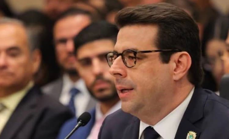 Domenech denuncia persecución política a su llegada a Comisión Total