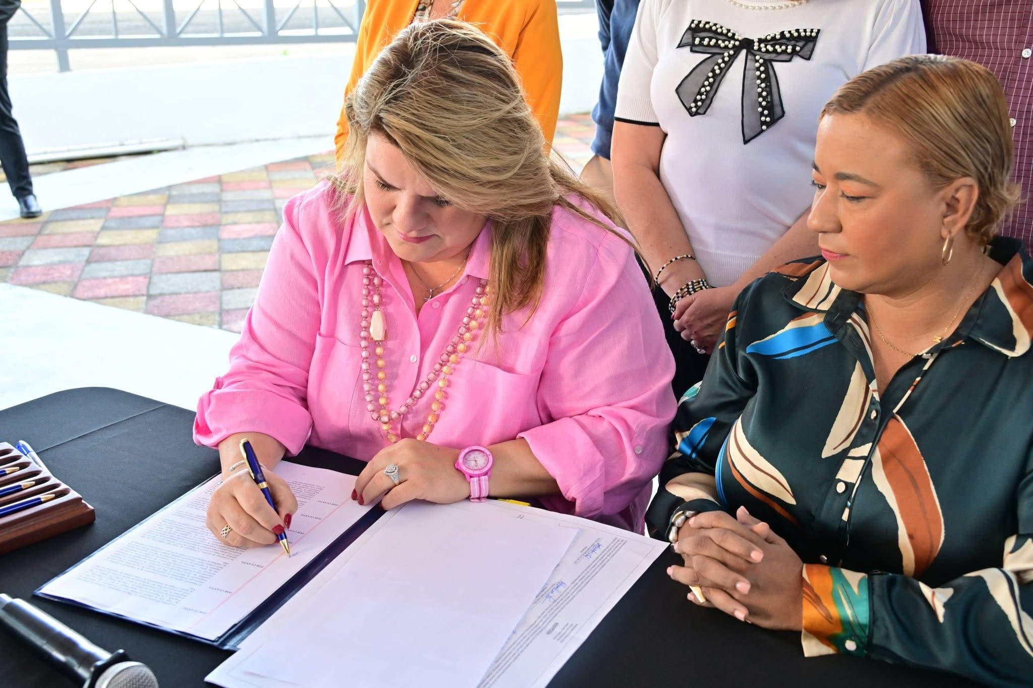 Gobernadora firma medidas que crean oportunidades de crecimiento para jóvenes