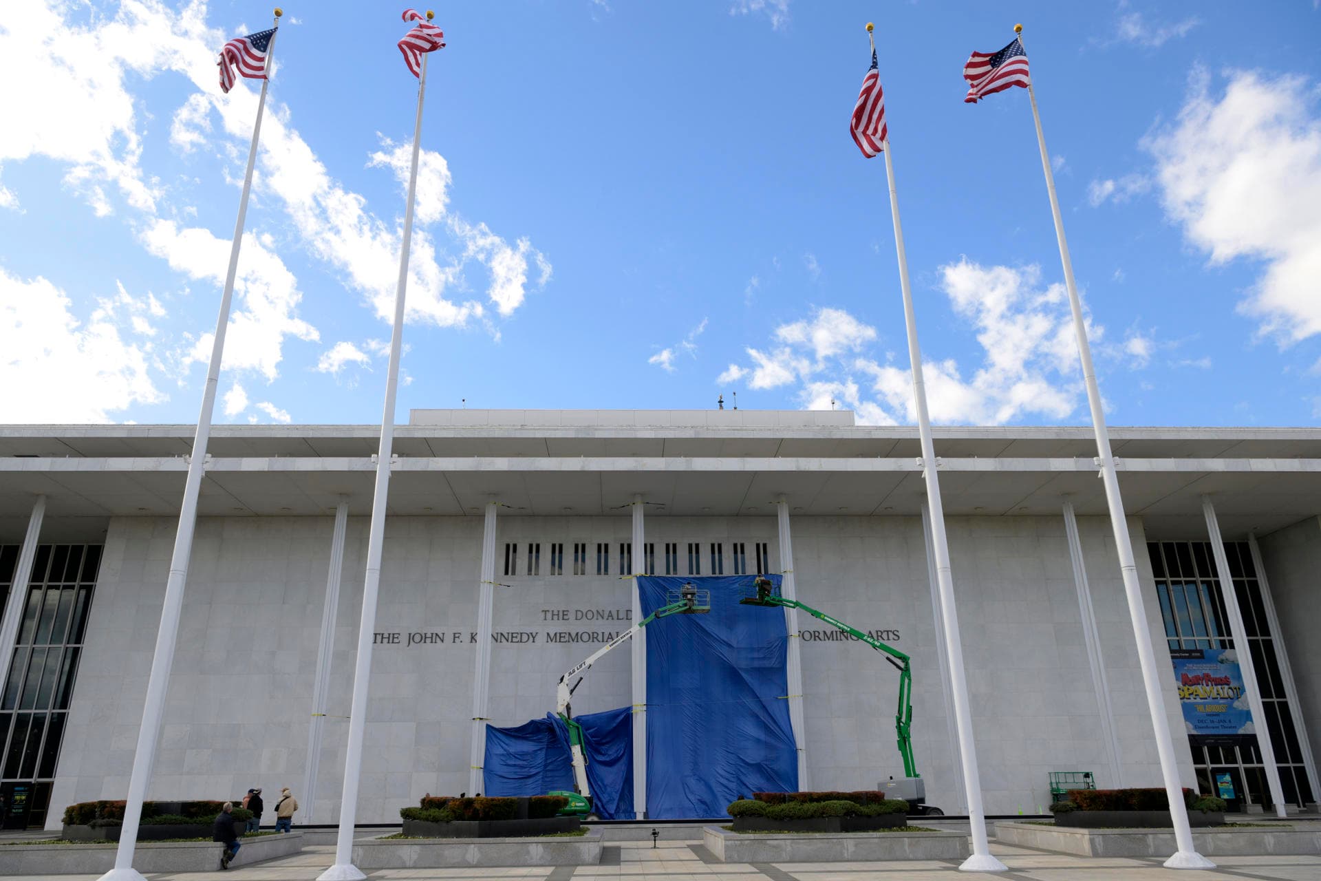 Junta directiva del Centro Kennedy insiste en inscribir el nombre de Trump en su fachada