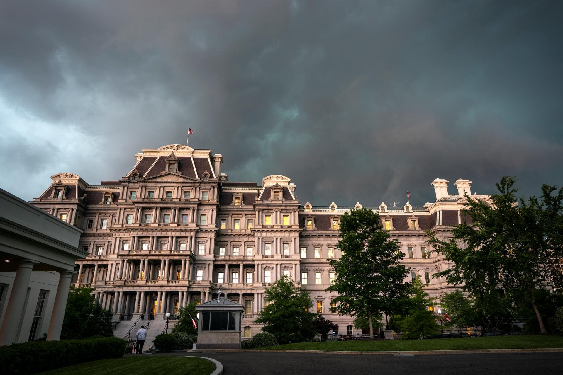 Restauradores demandan a Trump para evitar que pinte de blanco el histórico edificio Eisenhower