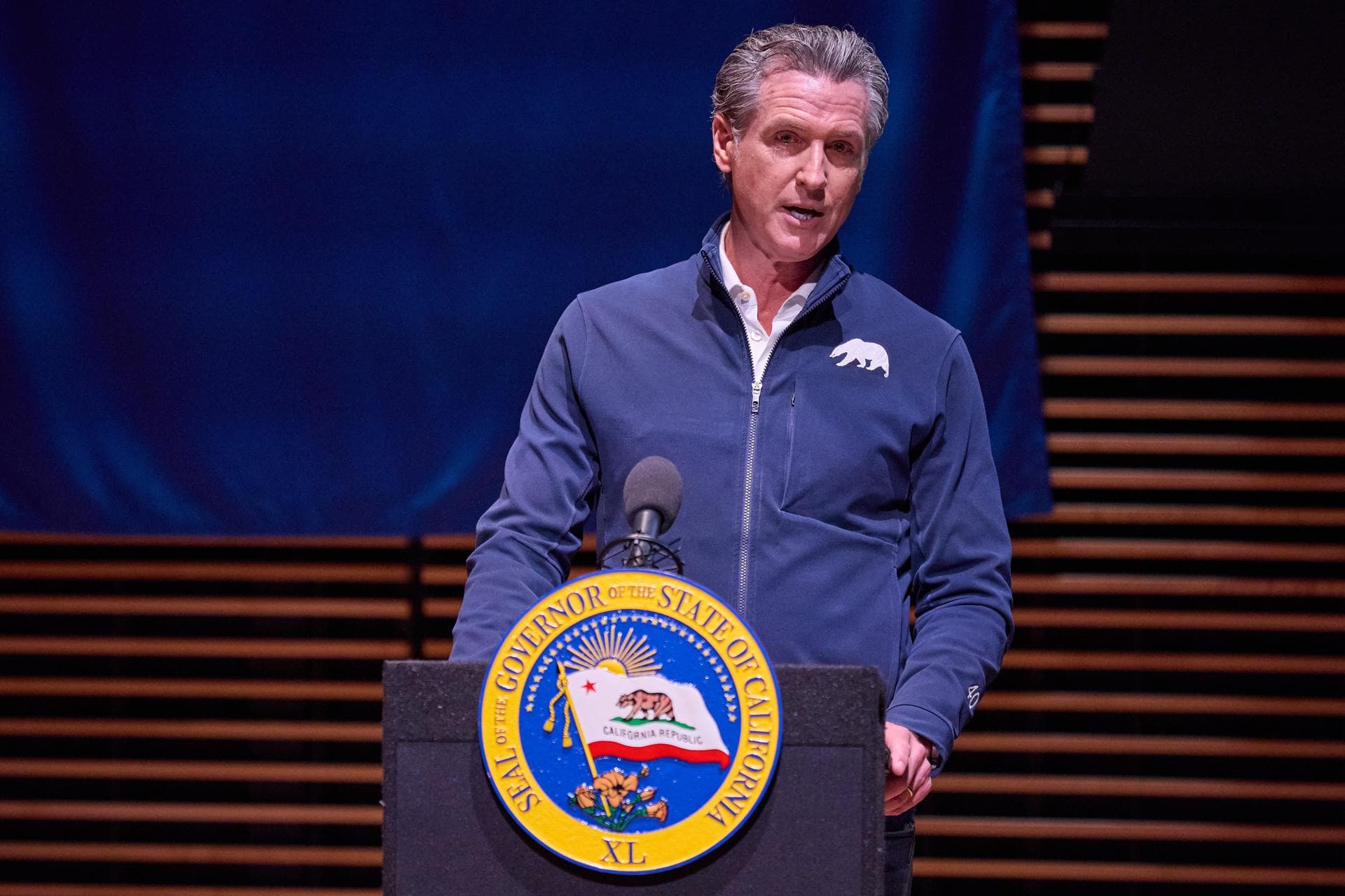 Newsom pide a Trump retirar soldados por redadas migratorias