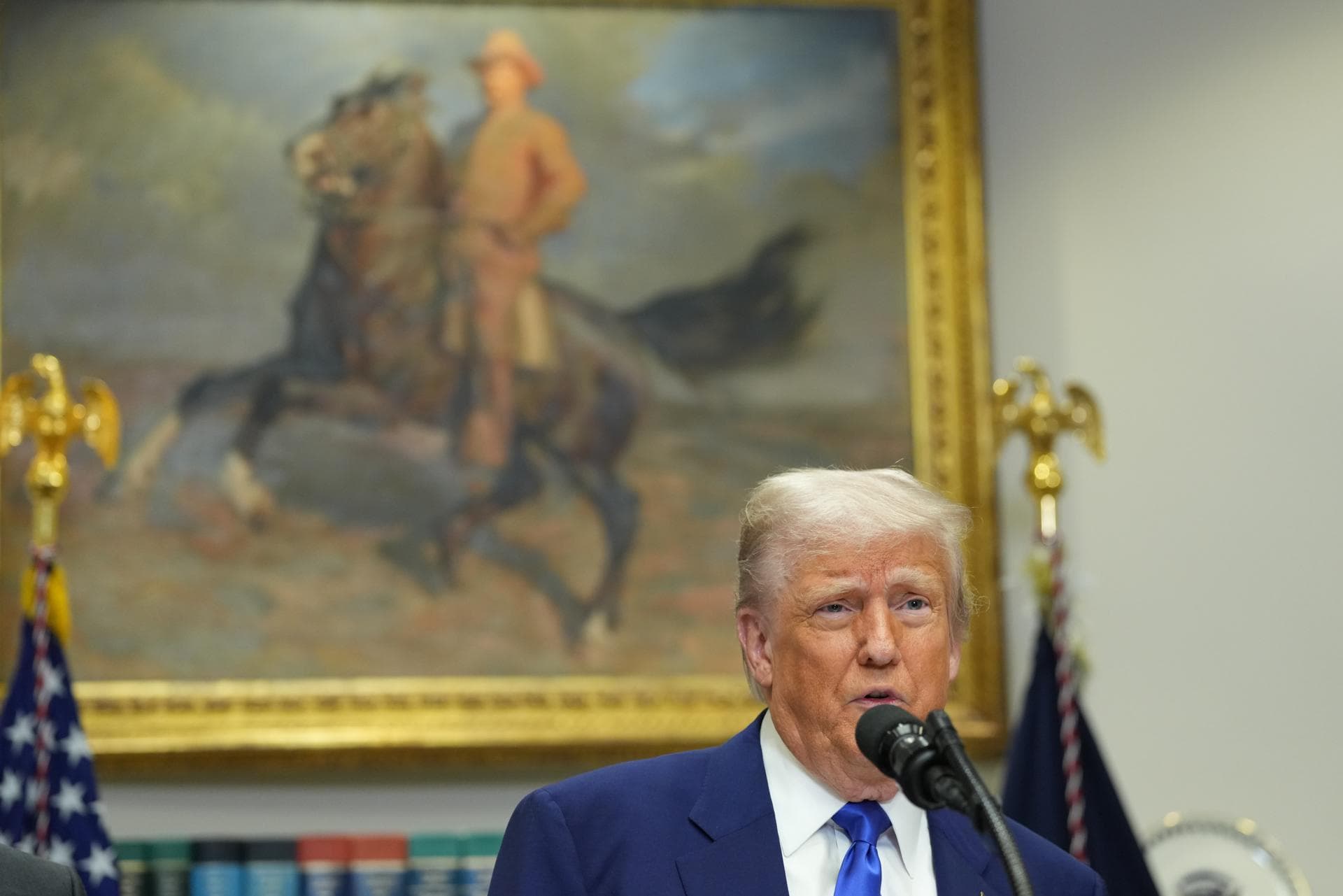 Trump afirma que sería "estúpido" rechazar avión regalado por Catar