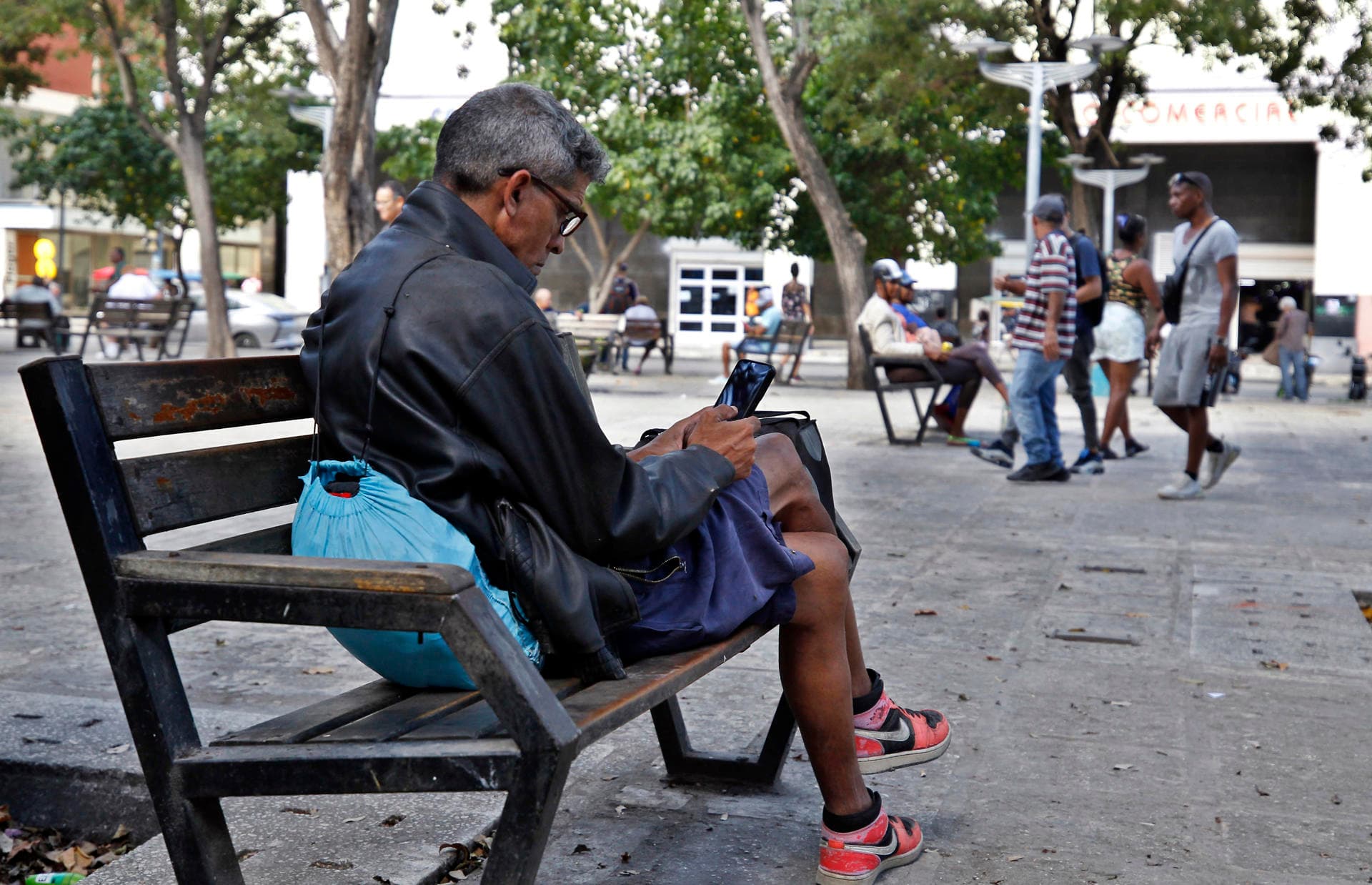 Sin teléfono fijo, móvil o internet: el otro "apagón" de la crisis energética en Cuba