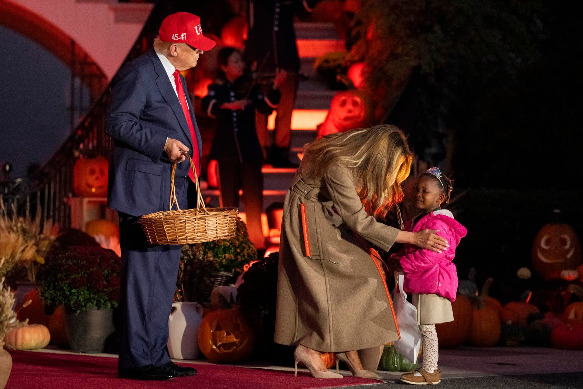 [VIDEO]Trump y Melania entregan dulces a decenas de niños en la Casa Blanca