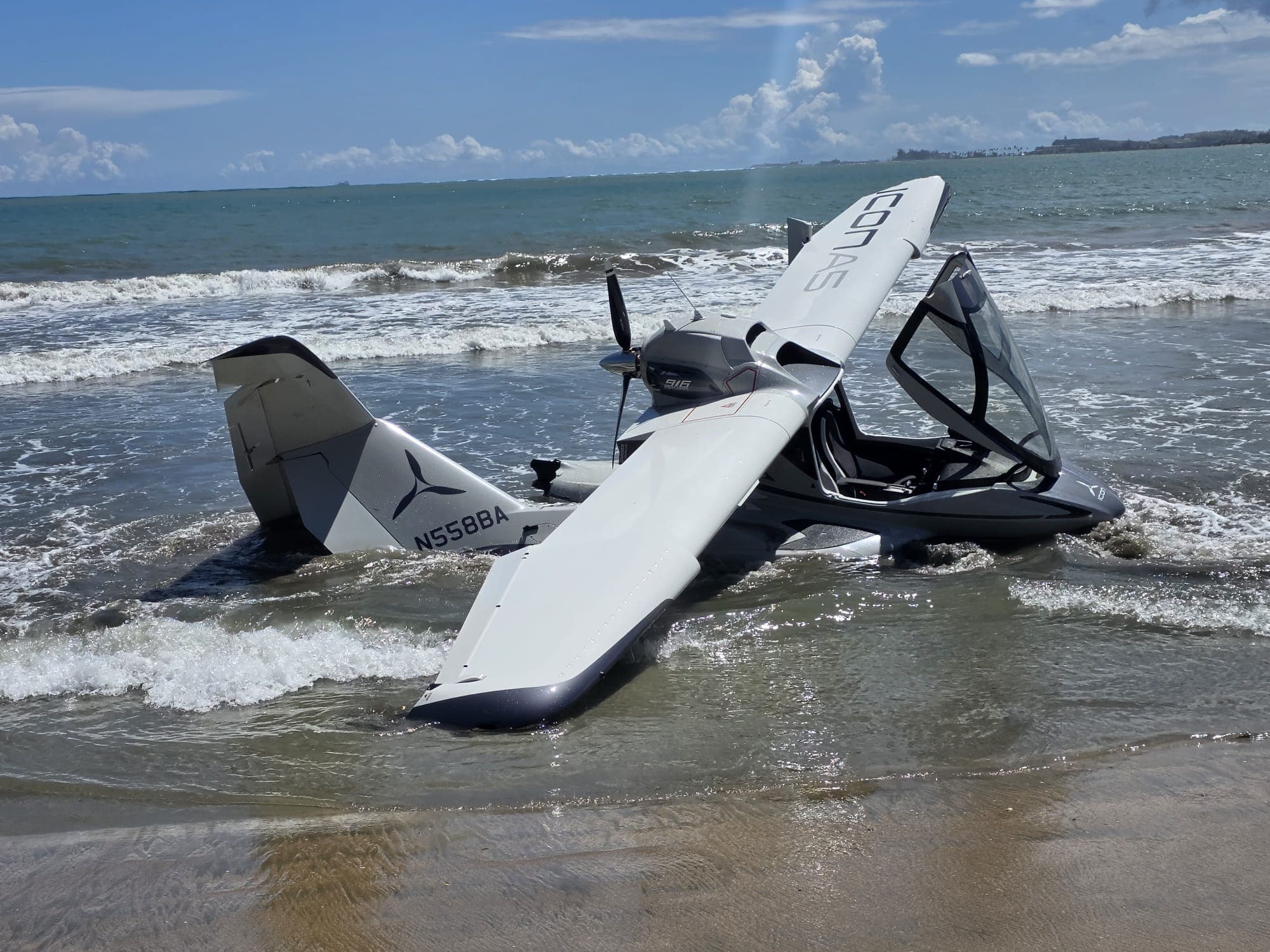 Piloto sale estable tras accidente de avioneta en playa de Levittown