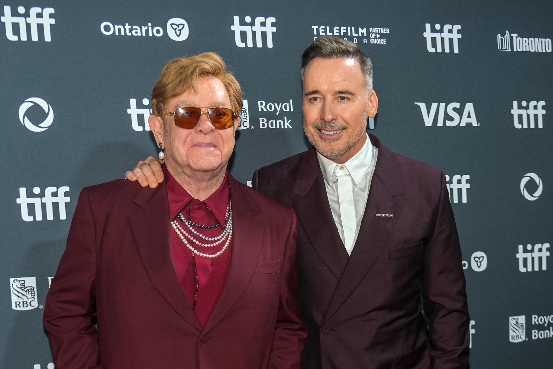 Elton John denuncia al 'Mail' por revelar datos de su salud y el nacimiento de su hijo