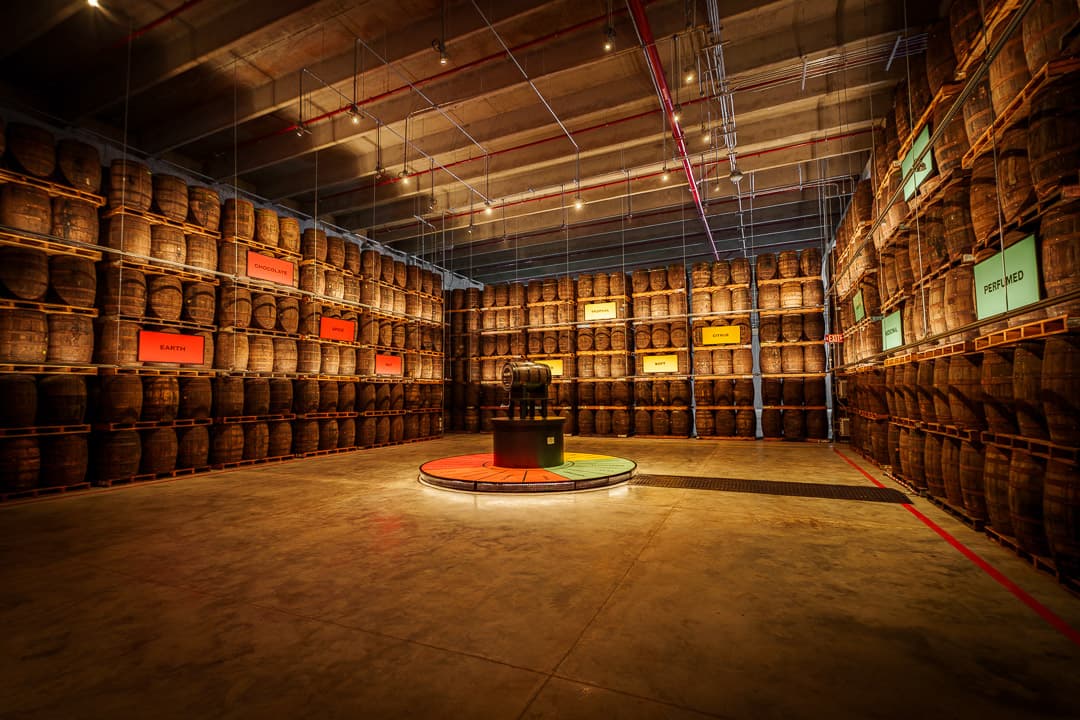 The Maestro’s Walk llega a Casa BACARDÍ con una experiencia inmersiva en un almacén de añejamiento activo