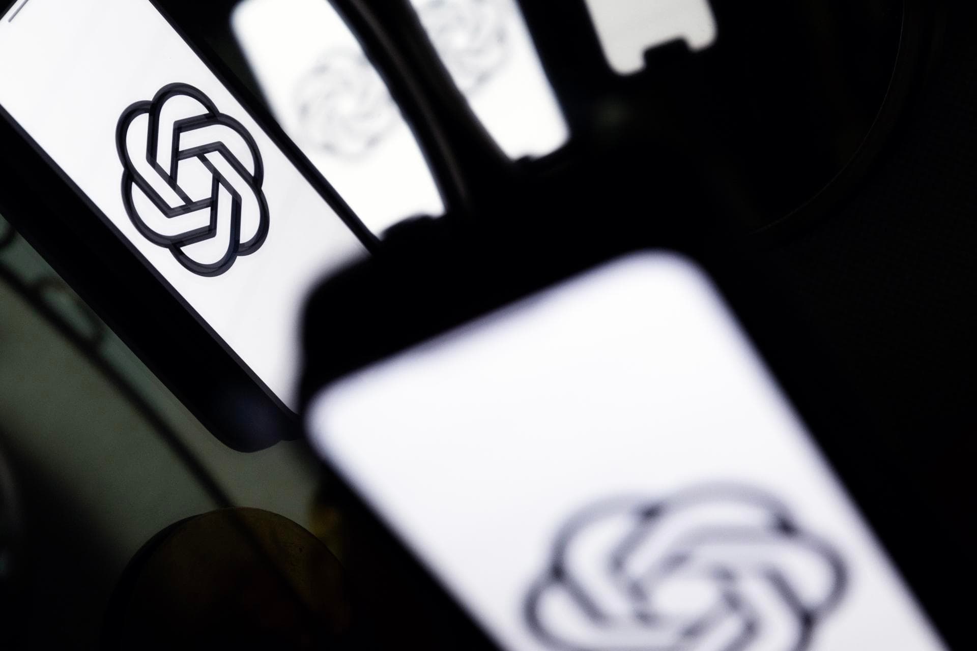 Los modelos de IA pasan "subliminalmente" rasgos no deseados al entrenar a otros sistemas