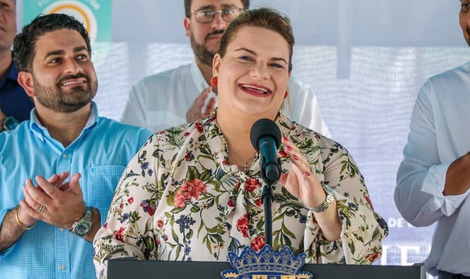 Gobernadora firma medida para fortalecer la administración municipal y agilizar sus procesos