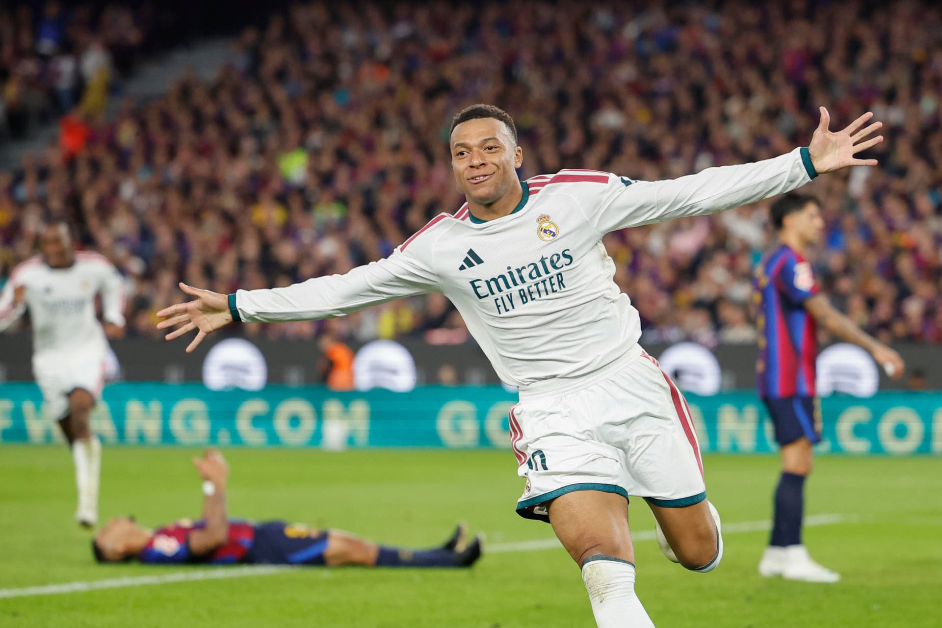 Mbappé electrocuta al Barça