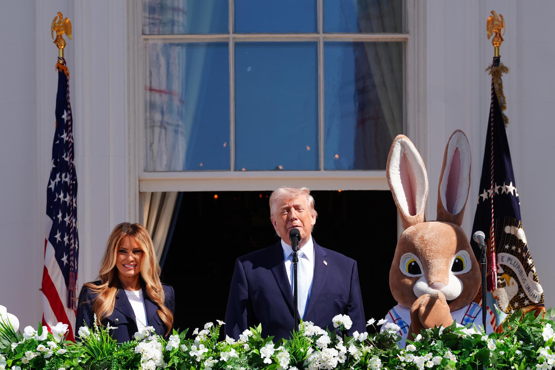[VIDEO] Trump y primera dama de EEUU reciben a cientos de niños para el evento de Lunes de Pascua