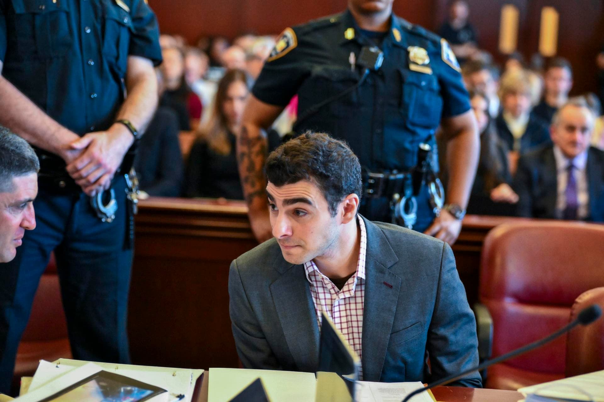 Tras un año del asesinato del CEO, caso Mangione avanza en medio de un ferviente 'fandom'