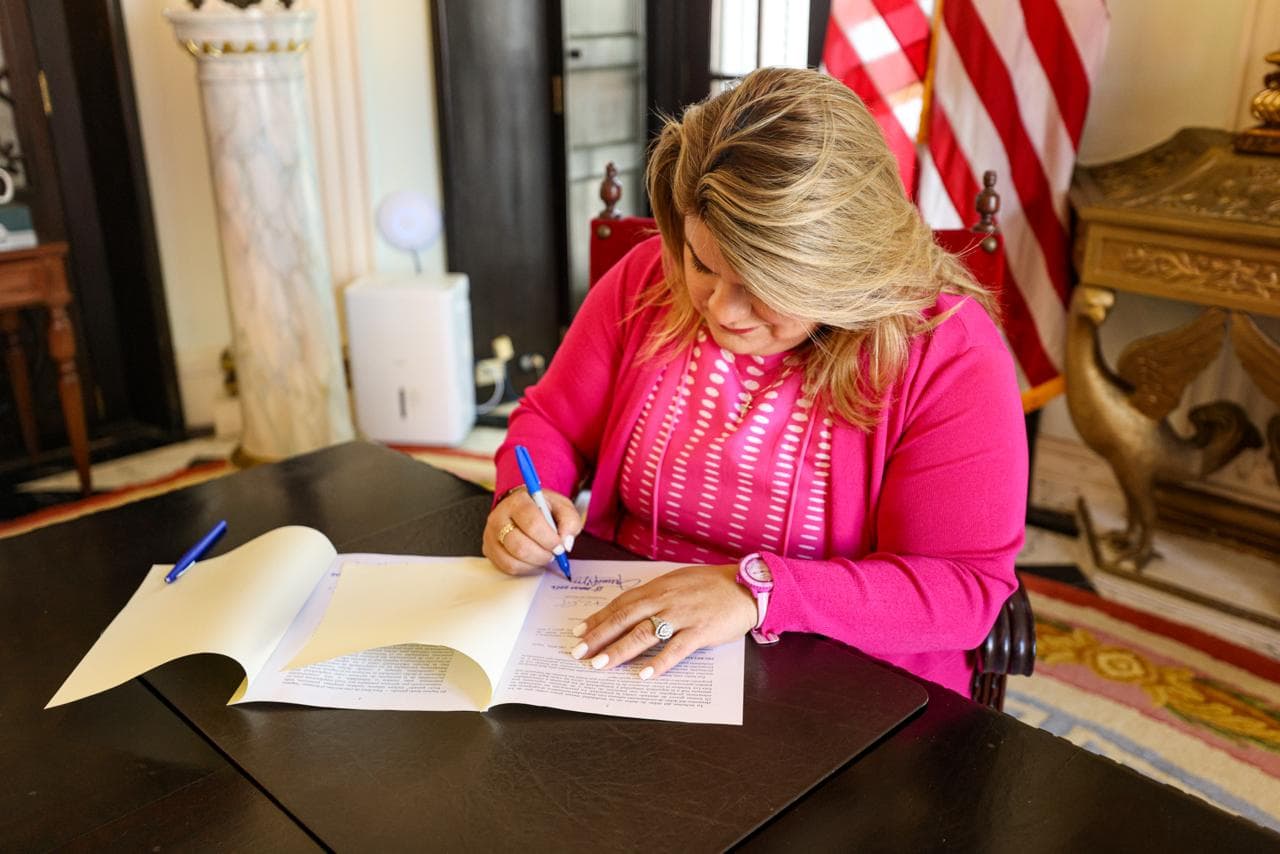 Gobernadora firma leyes para comunidad sorda y víctimas de violencia doméstica