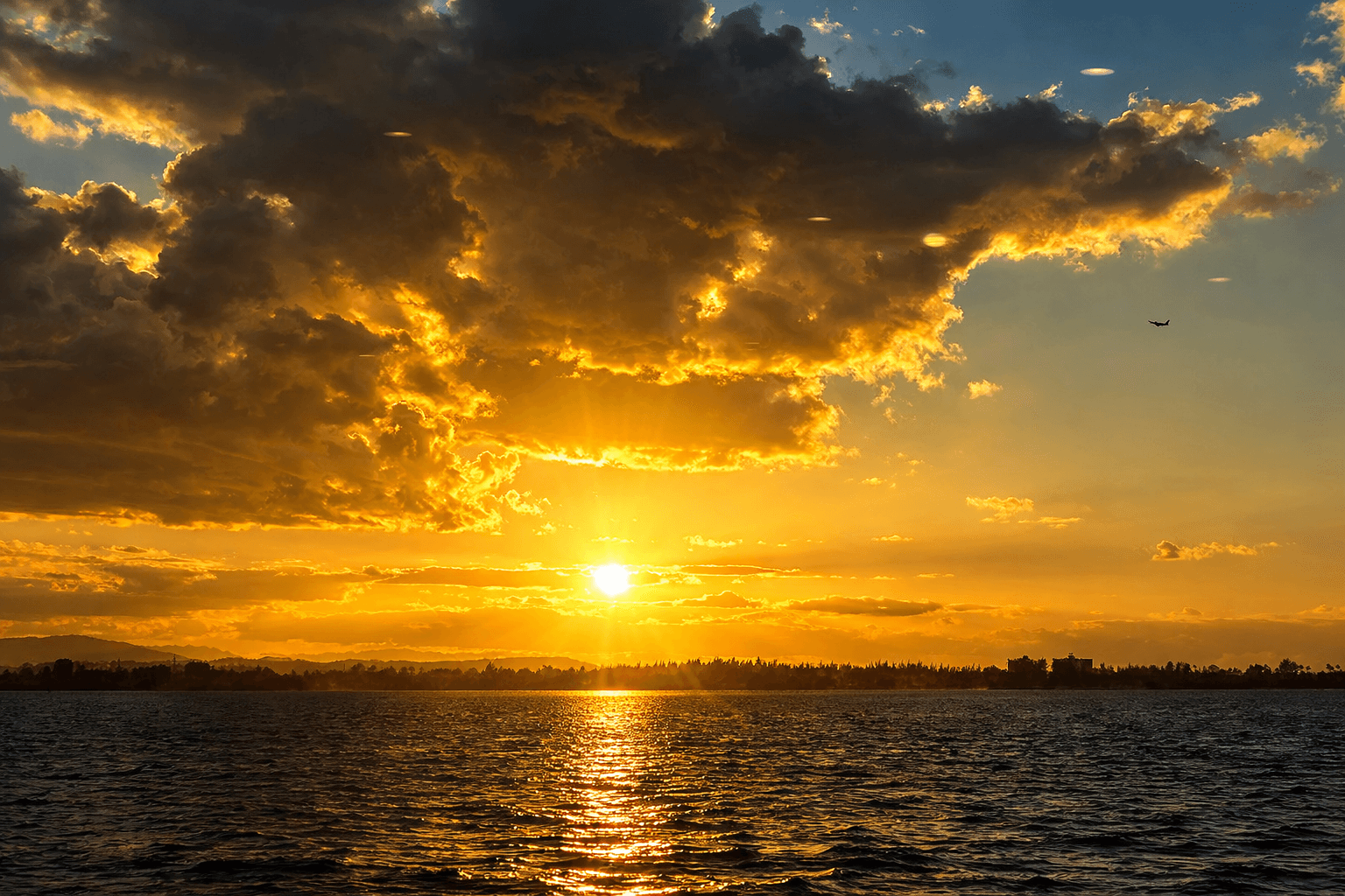 Humedad en capas bajas mantendrá aguaceros pasajeros