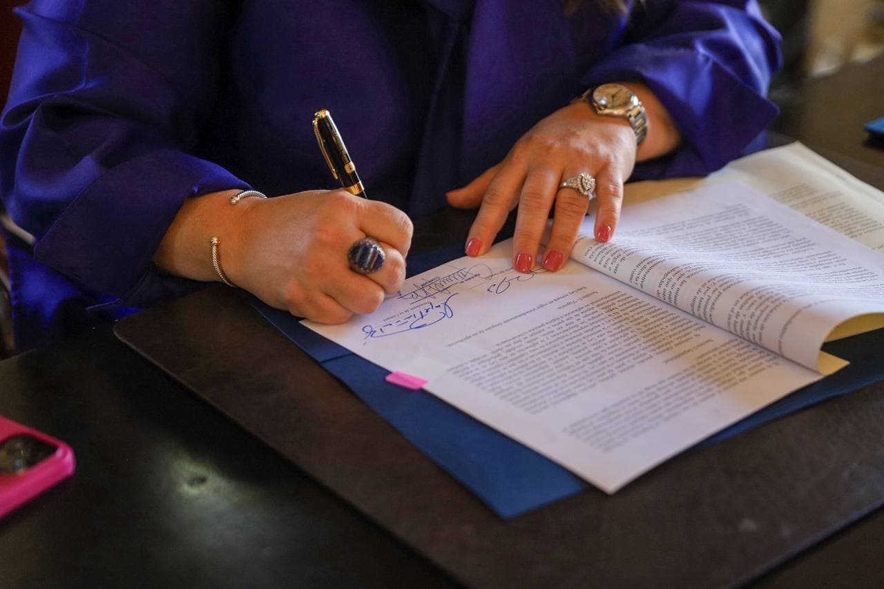 Gobernadora firma orden ejecutiva para programas post secundarios de educación laboral
