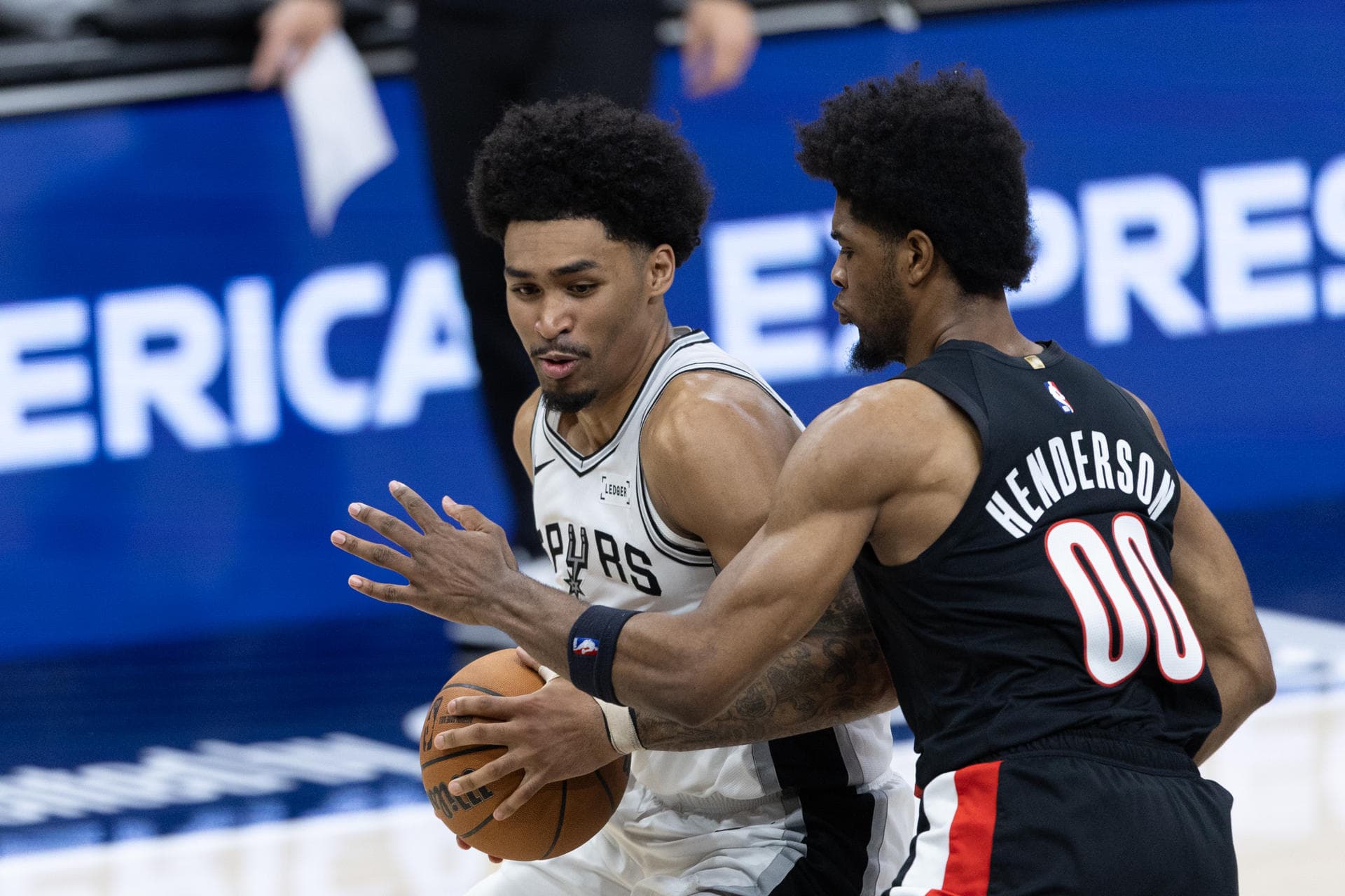 Castle y Harper hacen de Wembanyama y devuelven la ventaja de campo a los Spurs