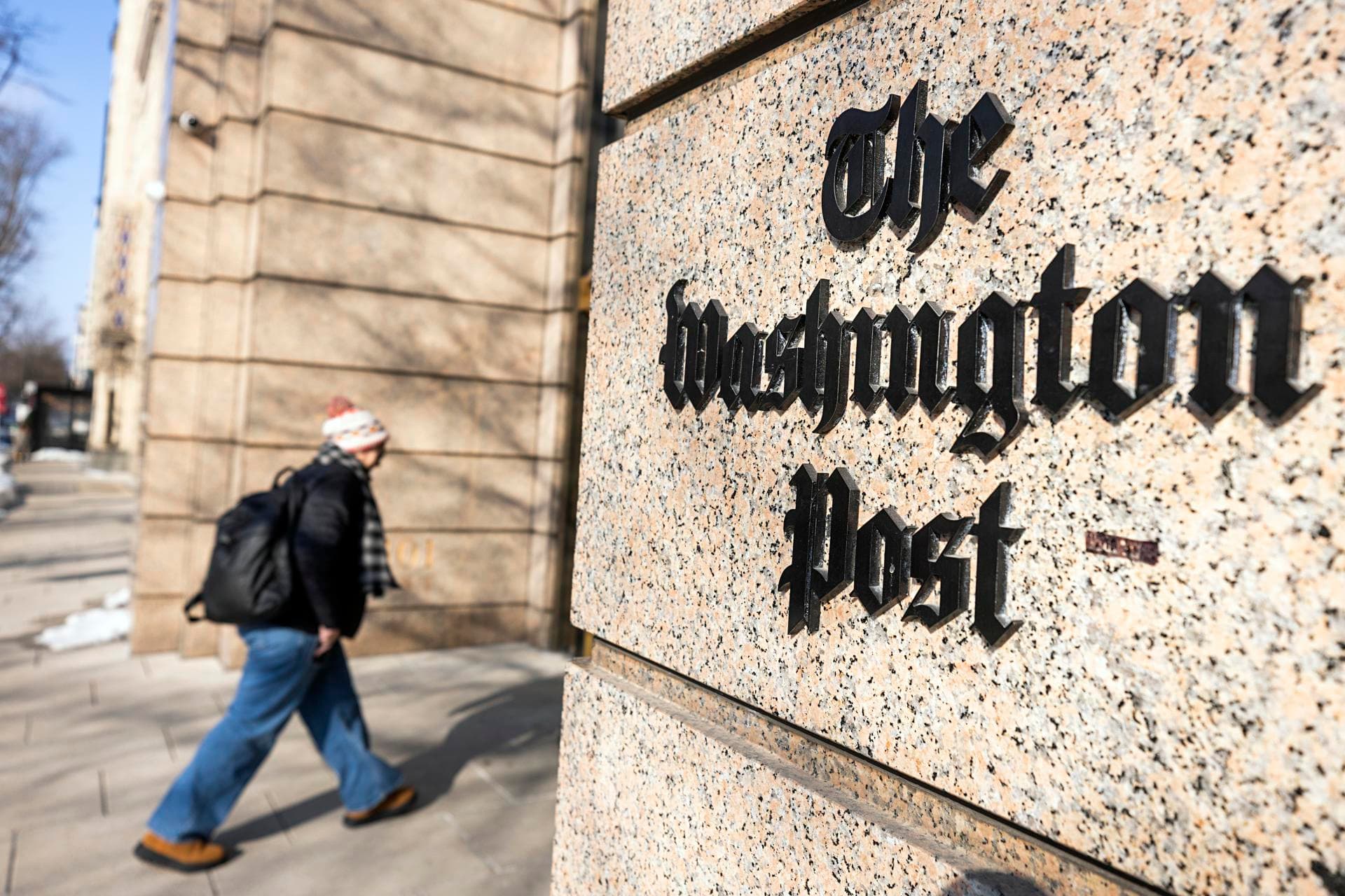 Dimite el director ejecutivo del Washington Post tras centenares de despidos
