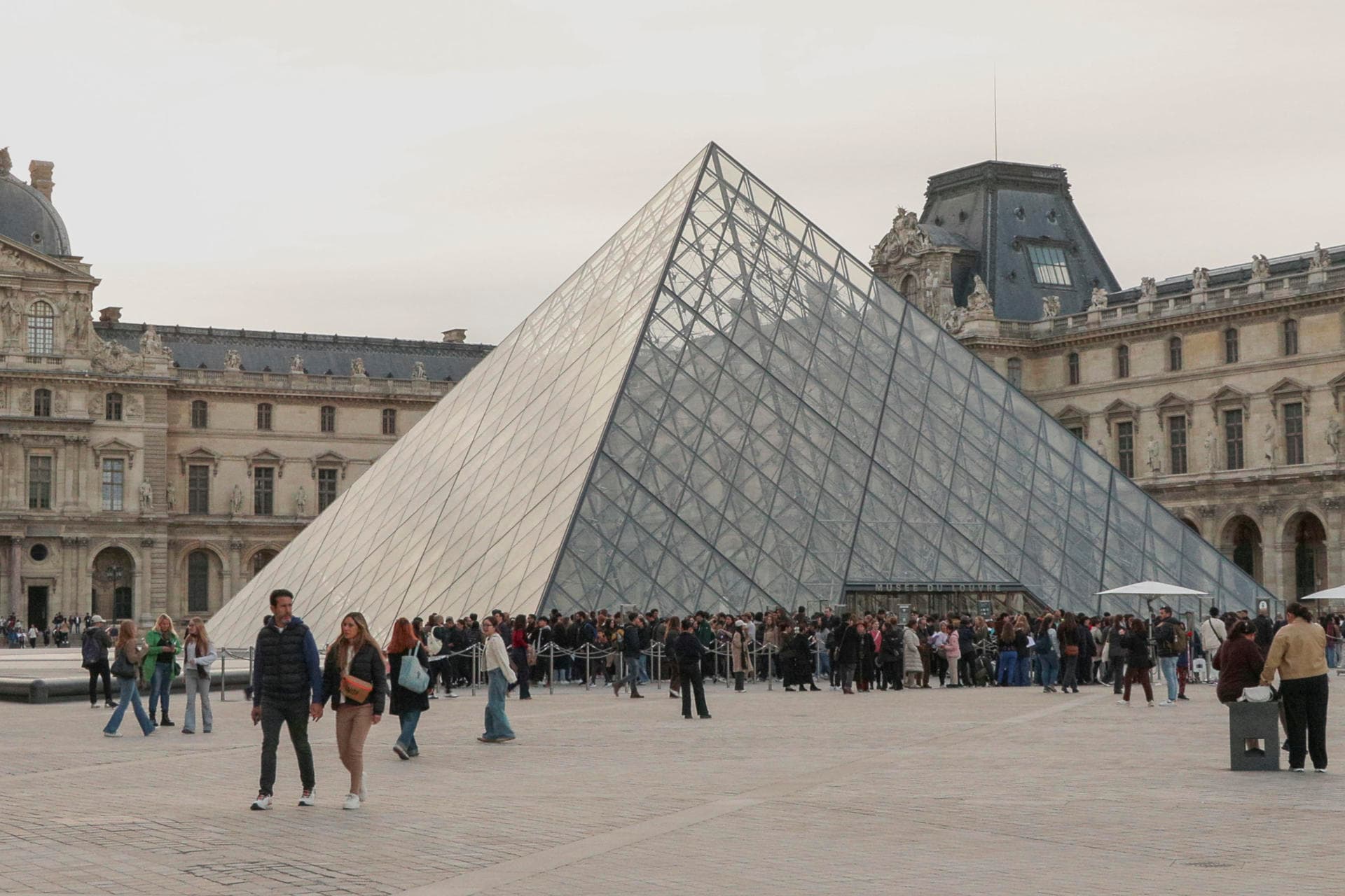 El Louvre instalará un centenar de cámaras en su perímetro y un puesto móvil de policía