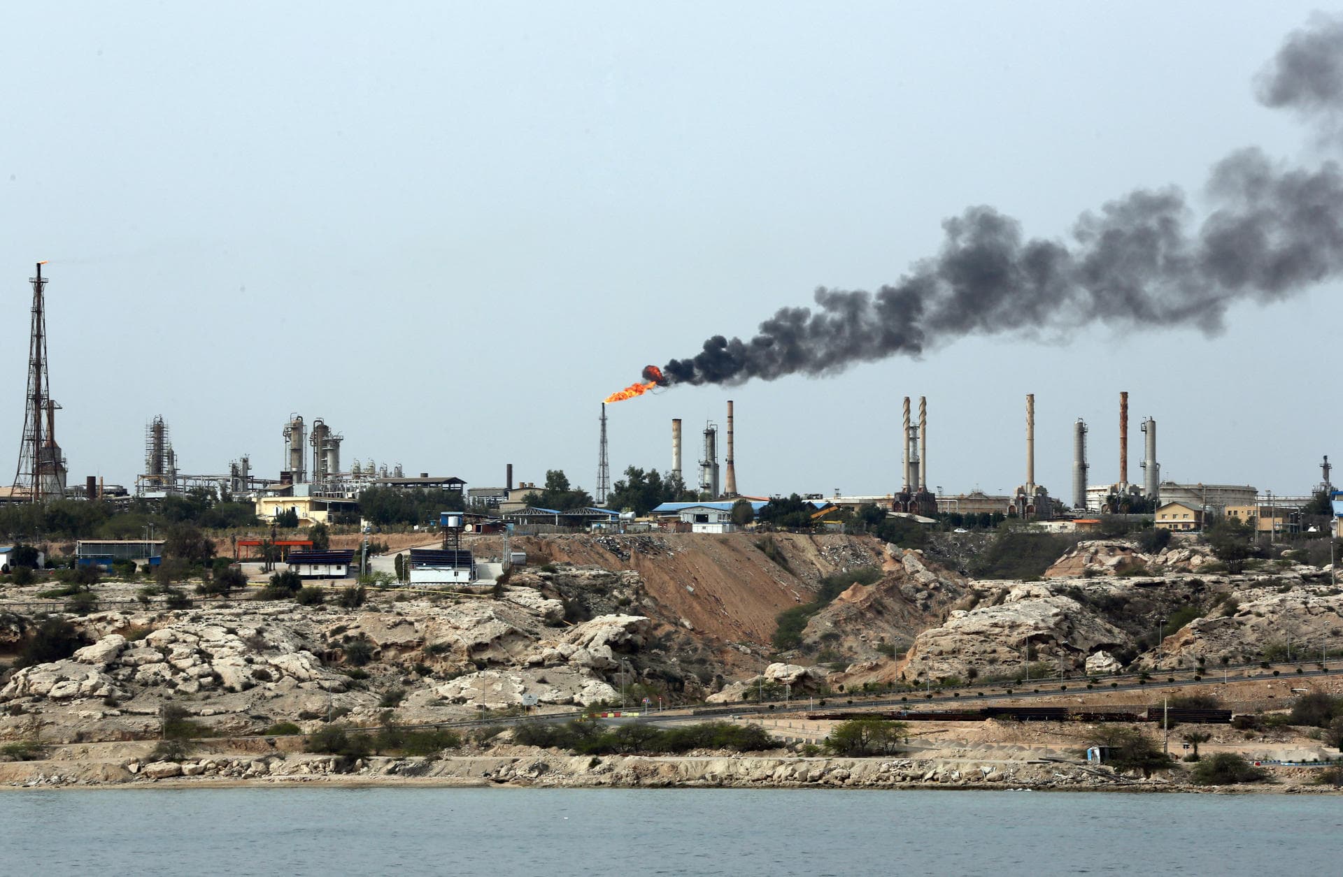 Trump dice que "muchos países" enviarán buques de guerra al estrecho de Ormuz