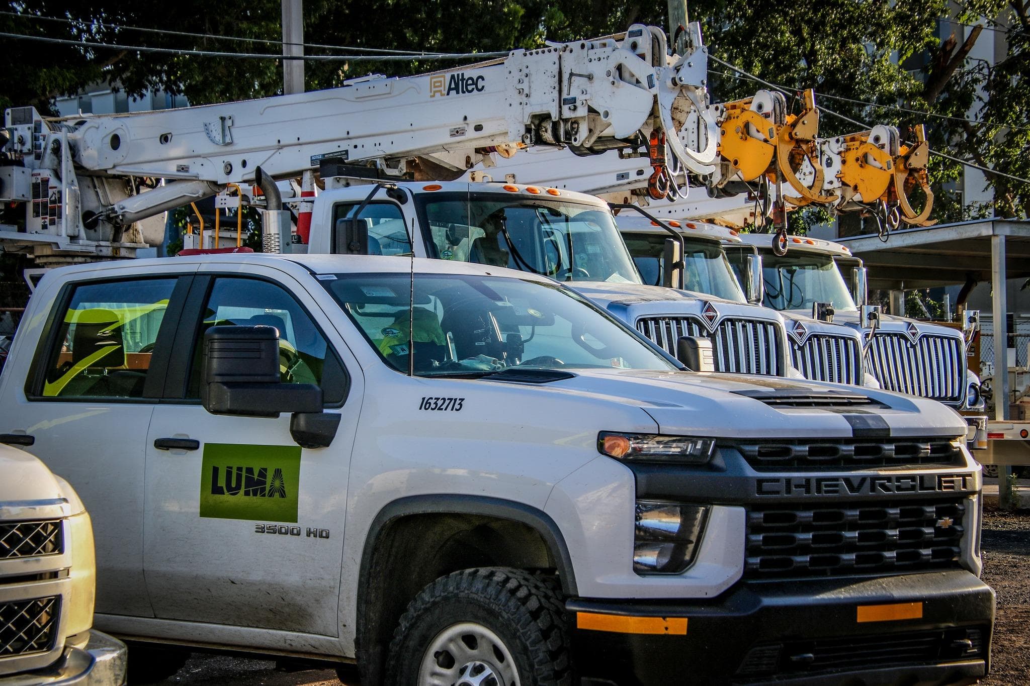 LUMA reemplaza postes y realiza mantenimento en Carolina 