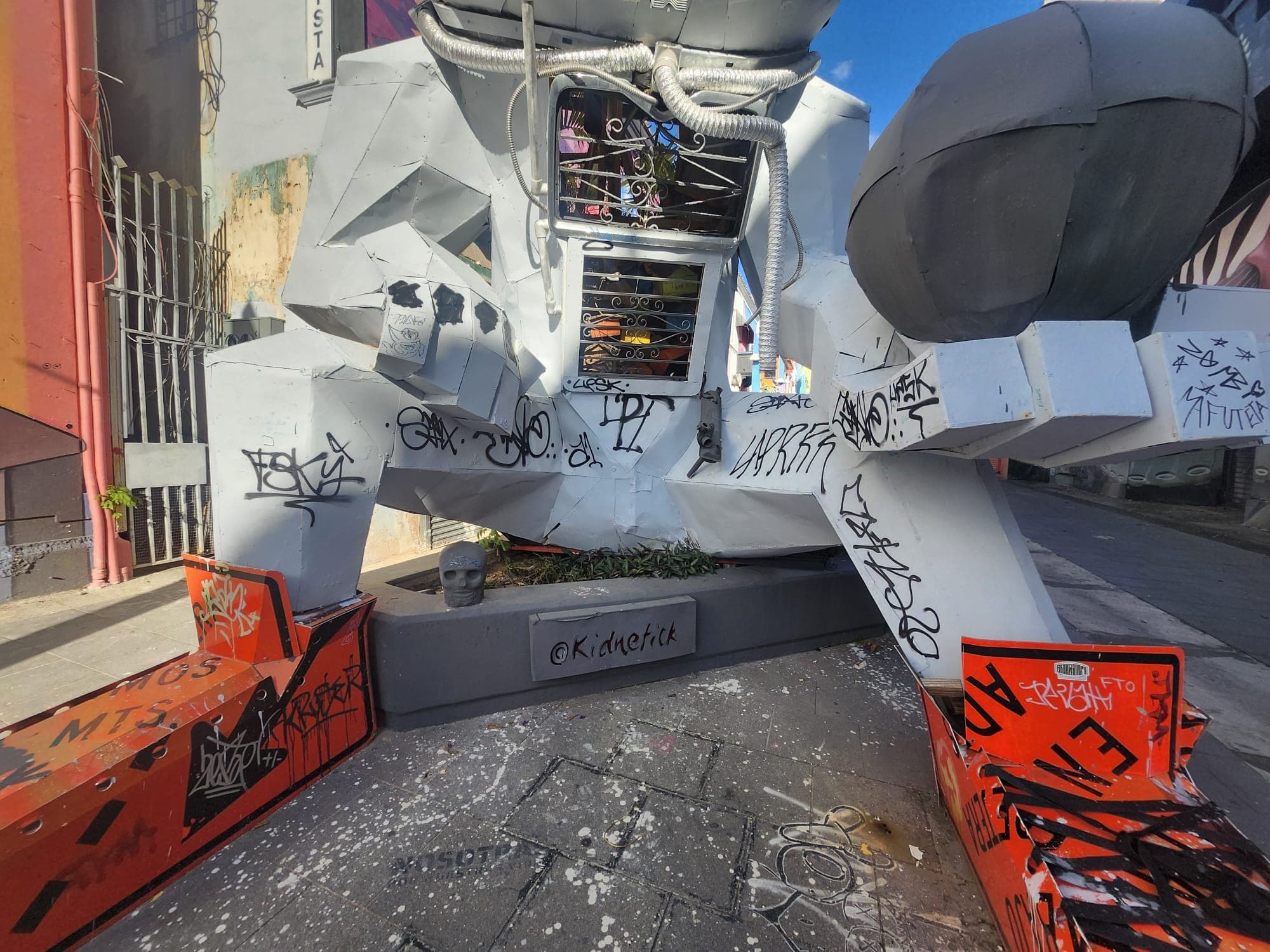 Policía Municipal de San Juan radica cargos por vandalismo contra escultura en Río Piedras