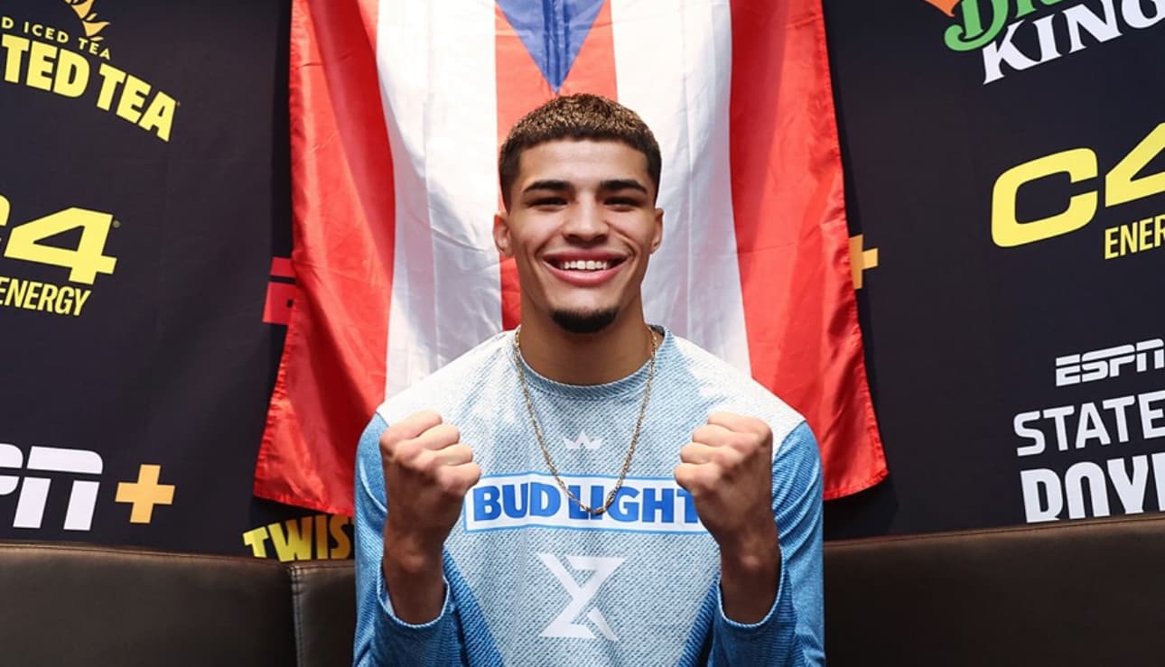 Xander Zayas se alza con título mundial de boxeo