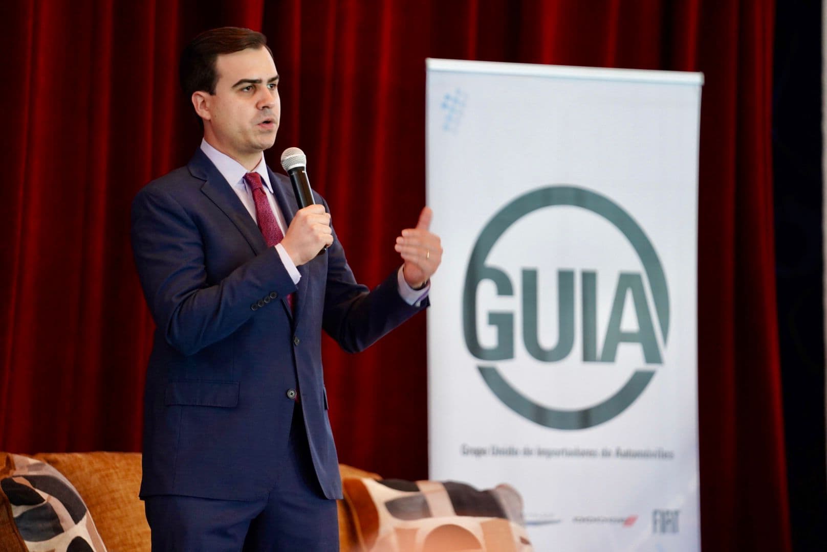 Comisionado Residente funge como orador ante la industria automotriz 
