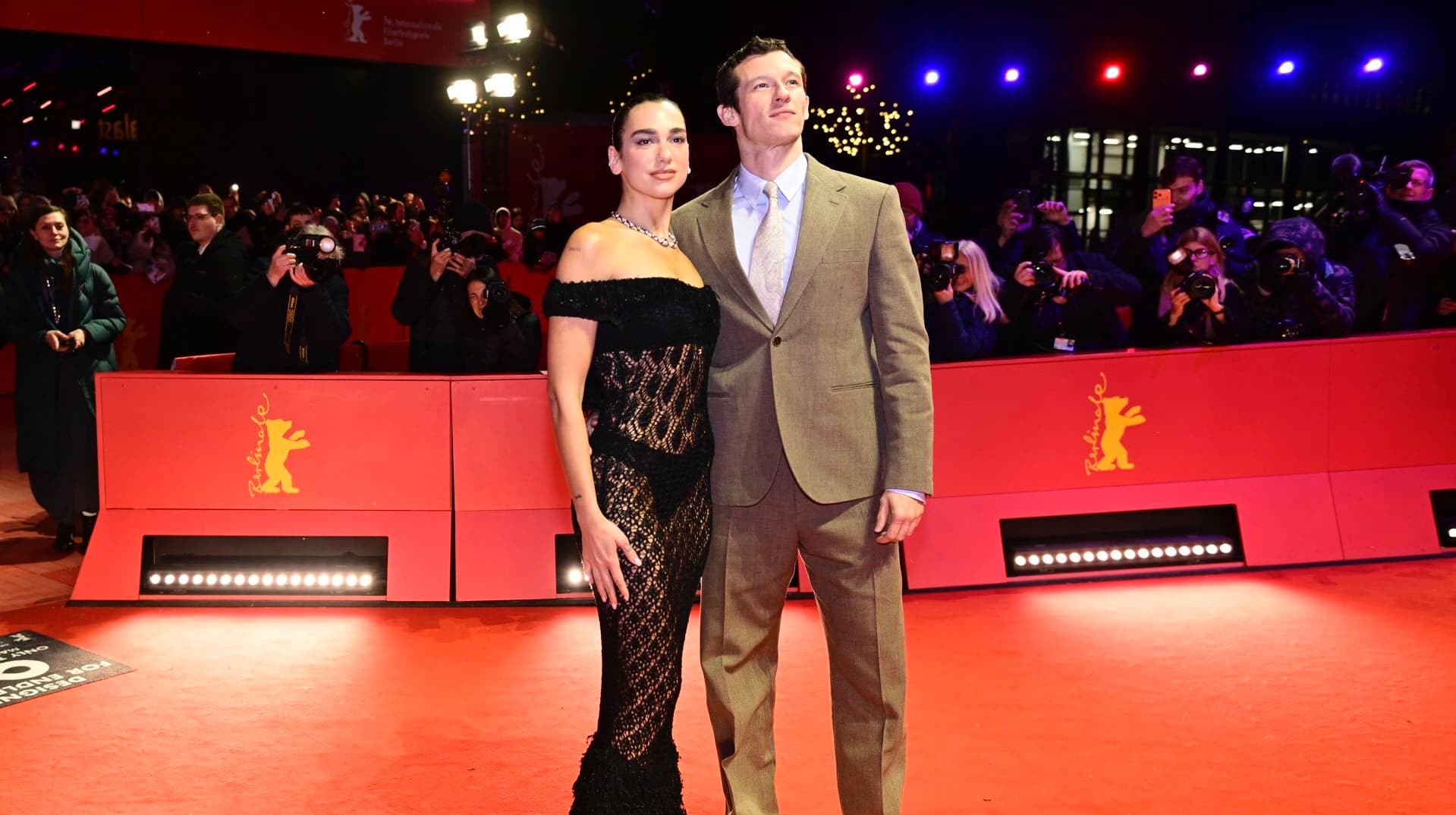 Incógnita despejada: Dua Lipa con Callum Turner en la alfombra roja de 'Rosebush Pruning'