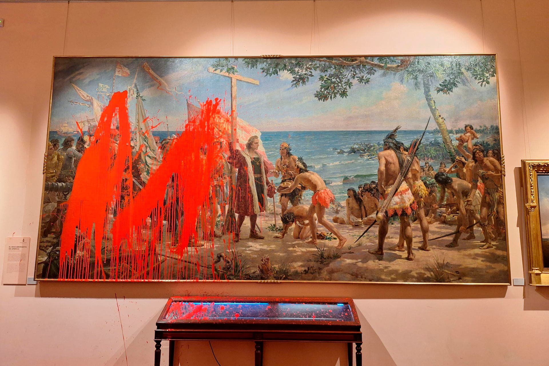 Dos izquierdistas lanzan pintura roja contra un cuadro de Colón en el Museo Naval de Madrid