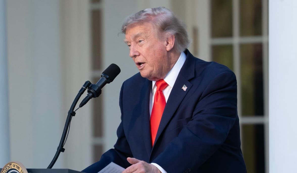 Trump acusa a Irán de violación "insensata" de la tregua por ataque a buque en Ormuz