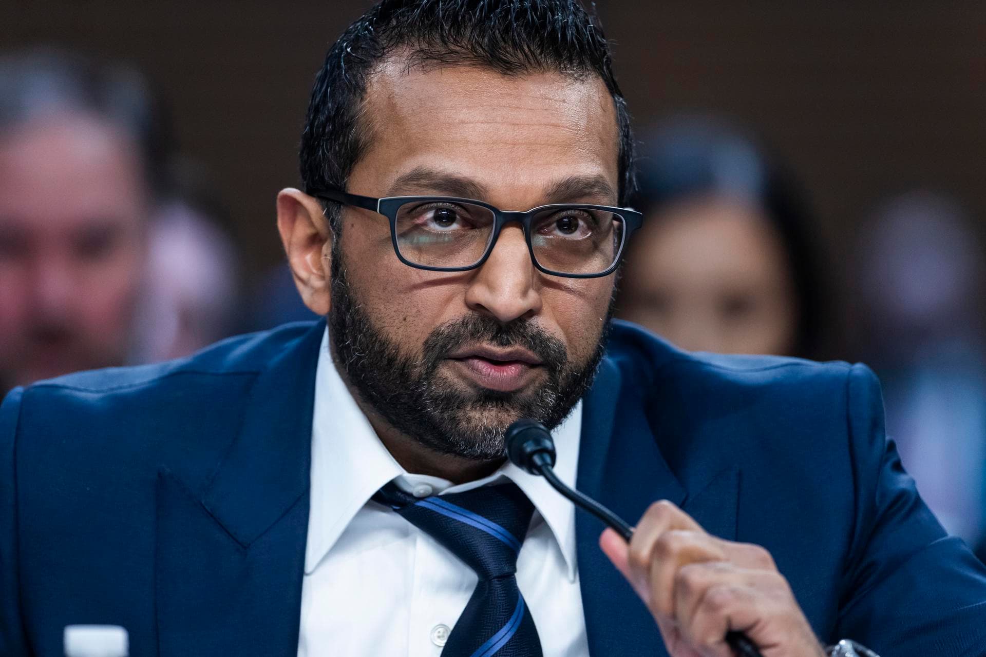 Jefe del FBI demanda por 250 millones de dólares a medio por señalamientos de ebriedad