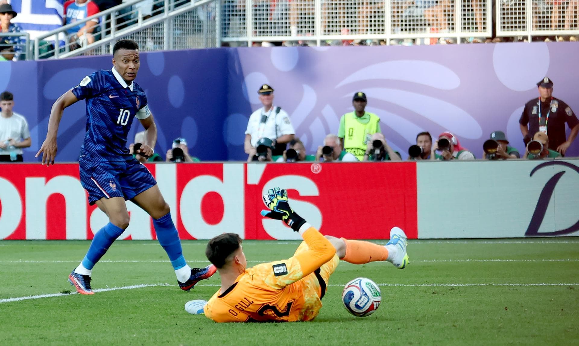 Francia saca a Paraguay en juego nada amistoso
