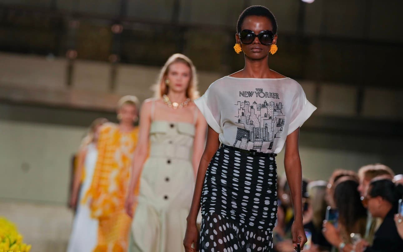 La marca Carolina Herrera celebra 45 años de moda fiel a sus señas de identidad