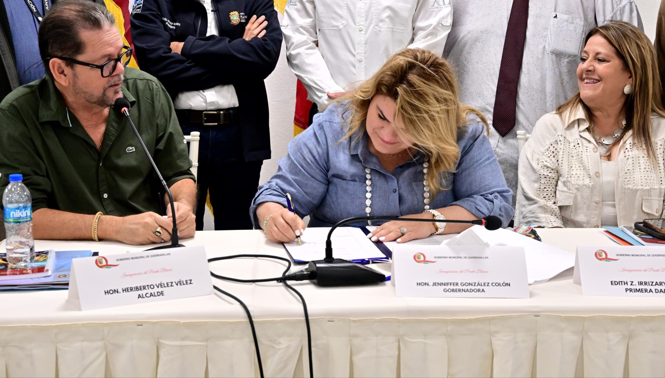 Gobernadora firma Orden Ejecutiva que fortalece la planificación estratégica de Quebradillas