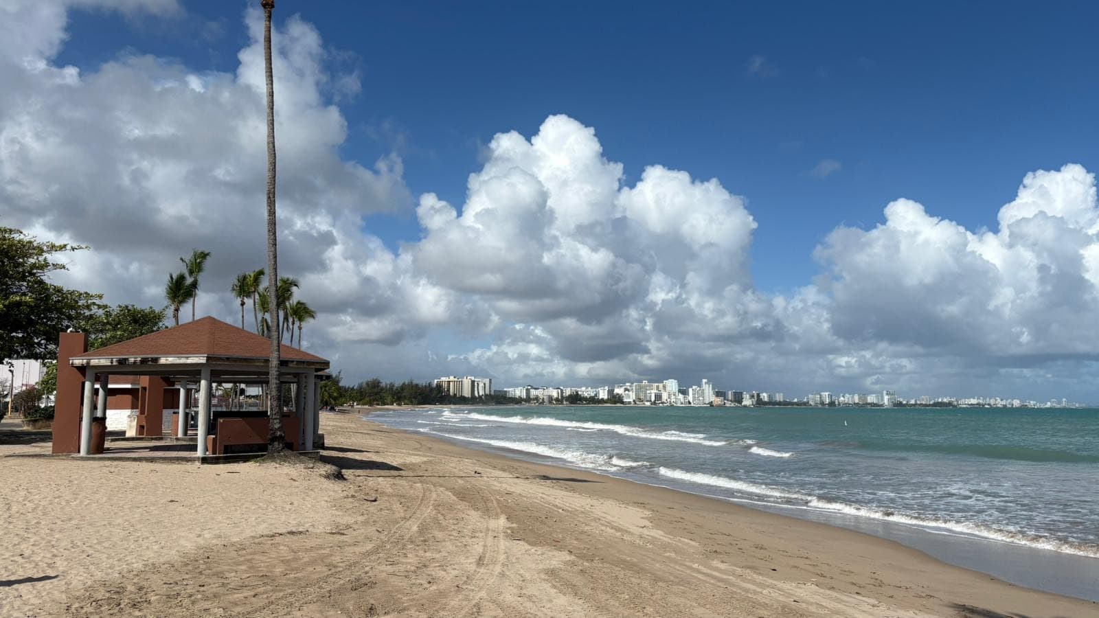 Carolina cierra balneario por fuerte oleaje y corrientes marinas