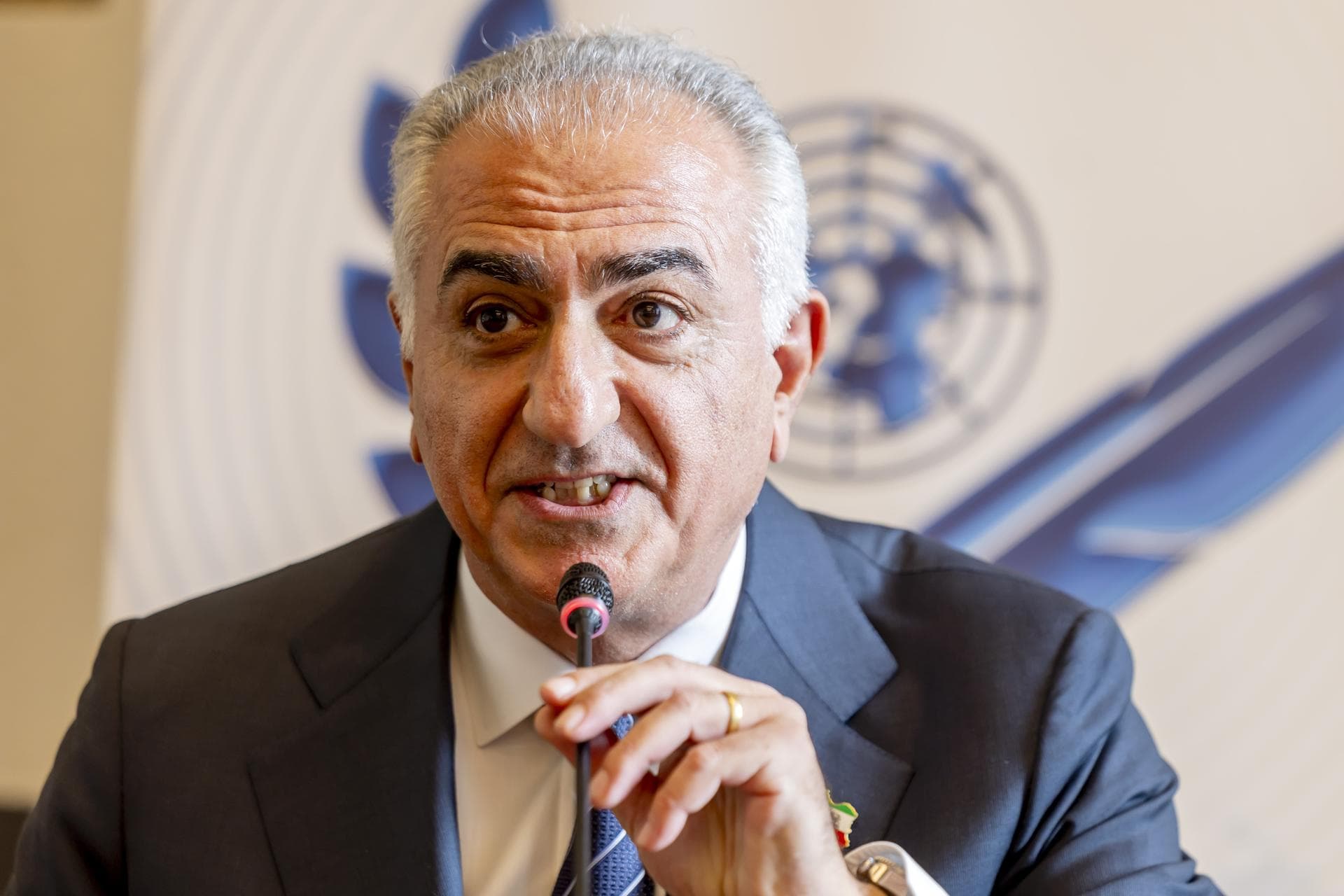Hijo del último sha llama a un "levantamiento" en Irán