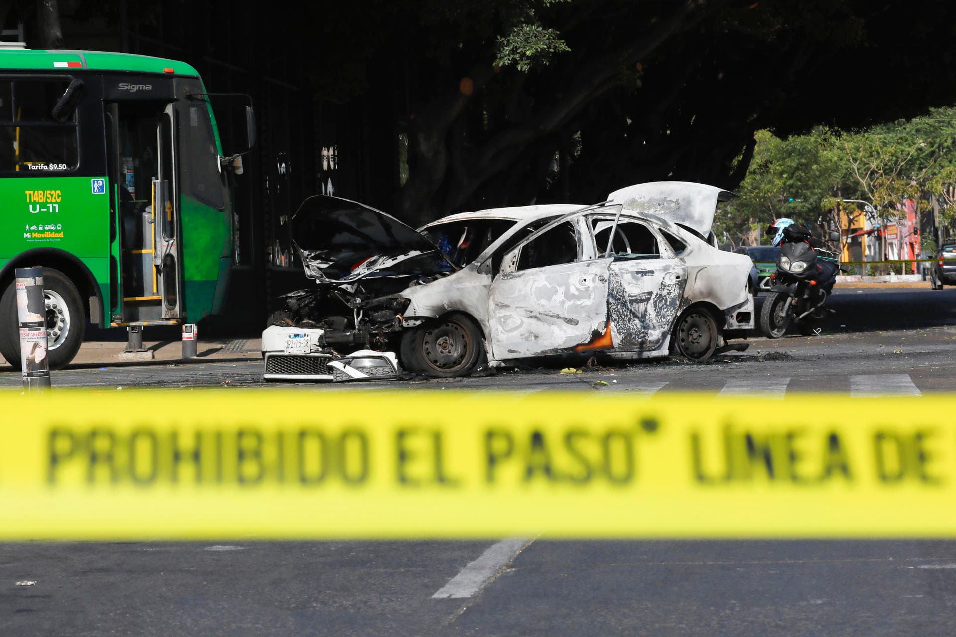 Integrantes del crimen organizado bloquean con incendios vías de varios estados de México