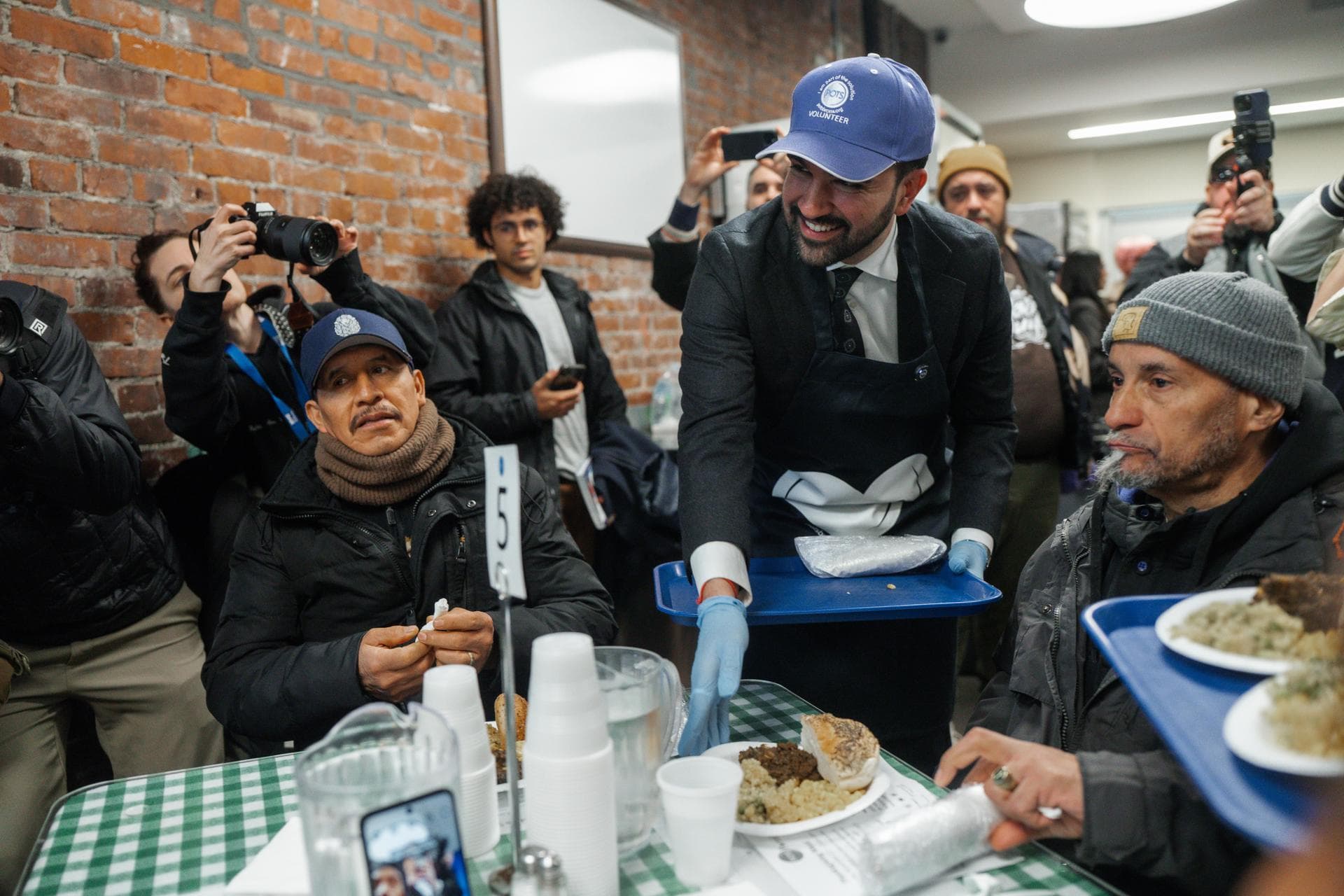 Mamdani reparte comida en Nueva York durante el Día de Acción de Gracias
