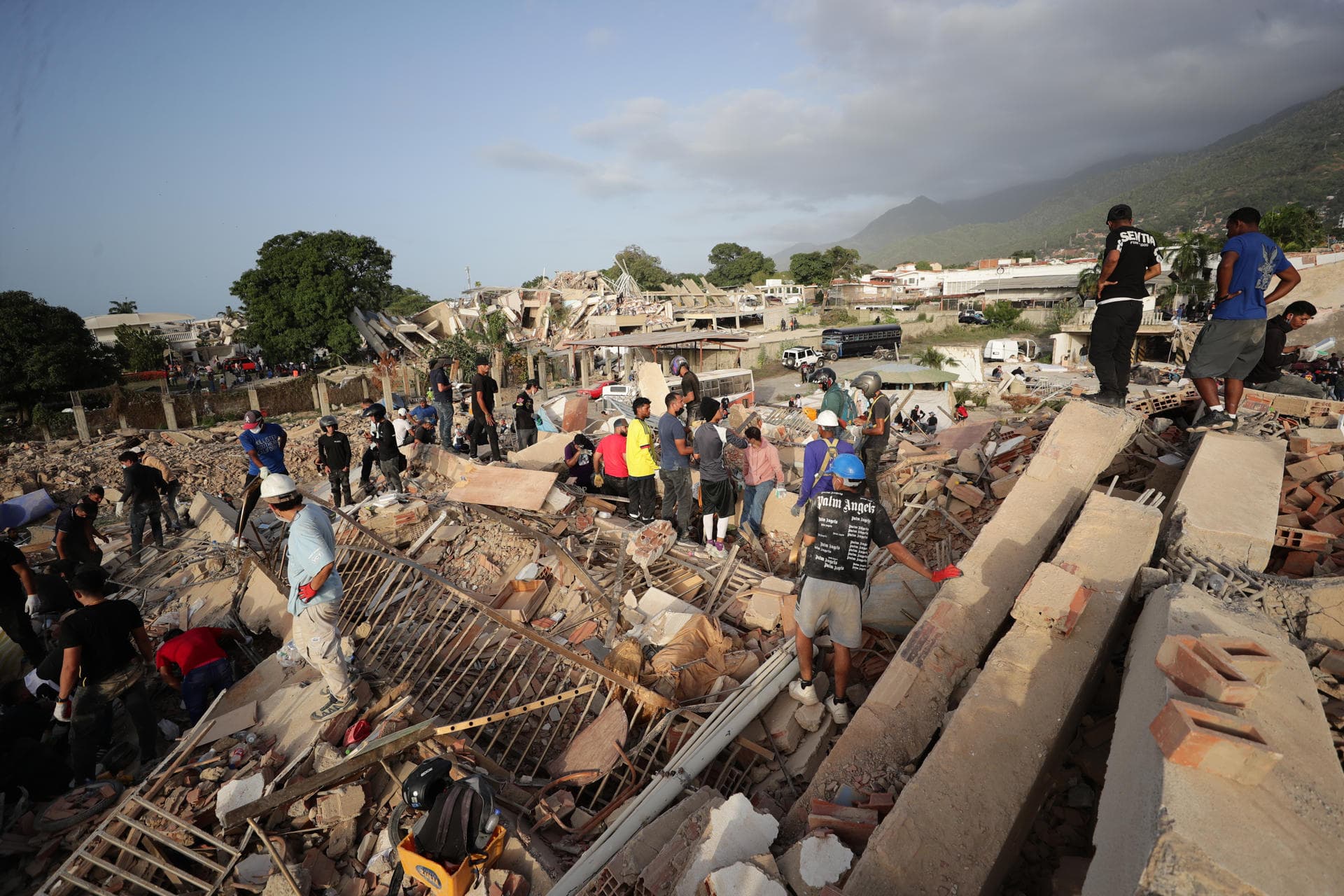 Se elevan a 1,430 las personas fallecidas por el doble terremoto en Venezuela