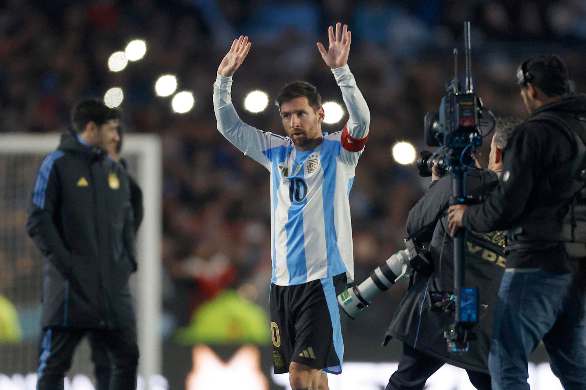 Doblete de Messi en su último duelo oficial en Argentina