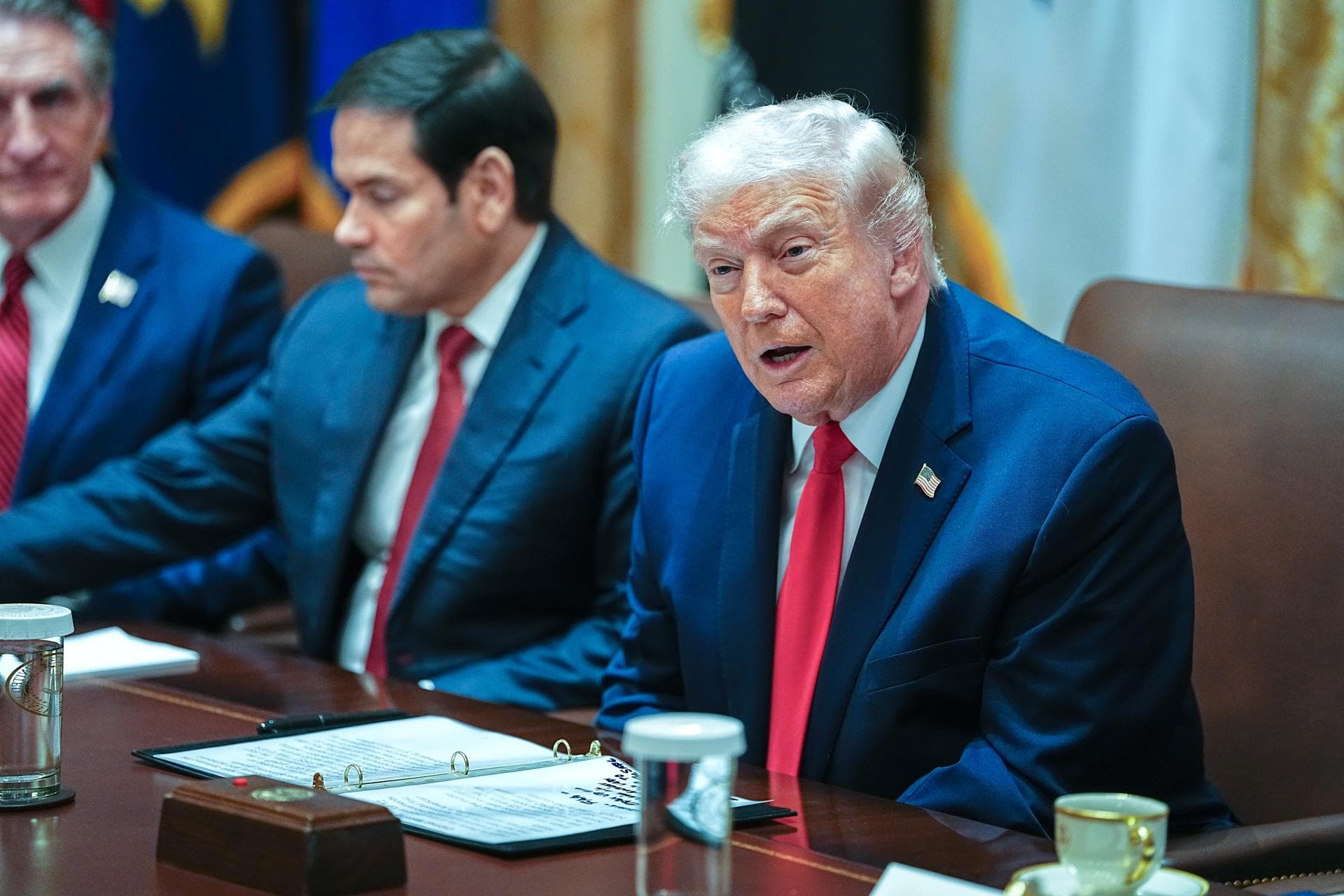 Trump dice que tal vez opte por "una toma de control amistosa de Cuba"