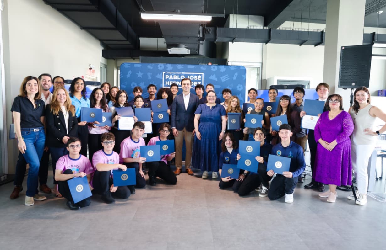 Comisionado Residente reconoce a jóvenes innovadores del Congressional App Challenge en Puerto Rico