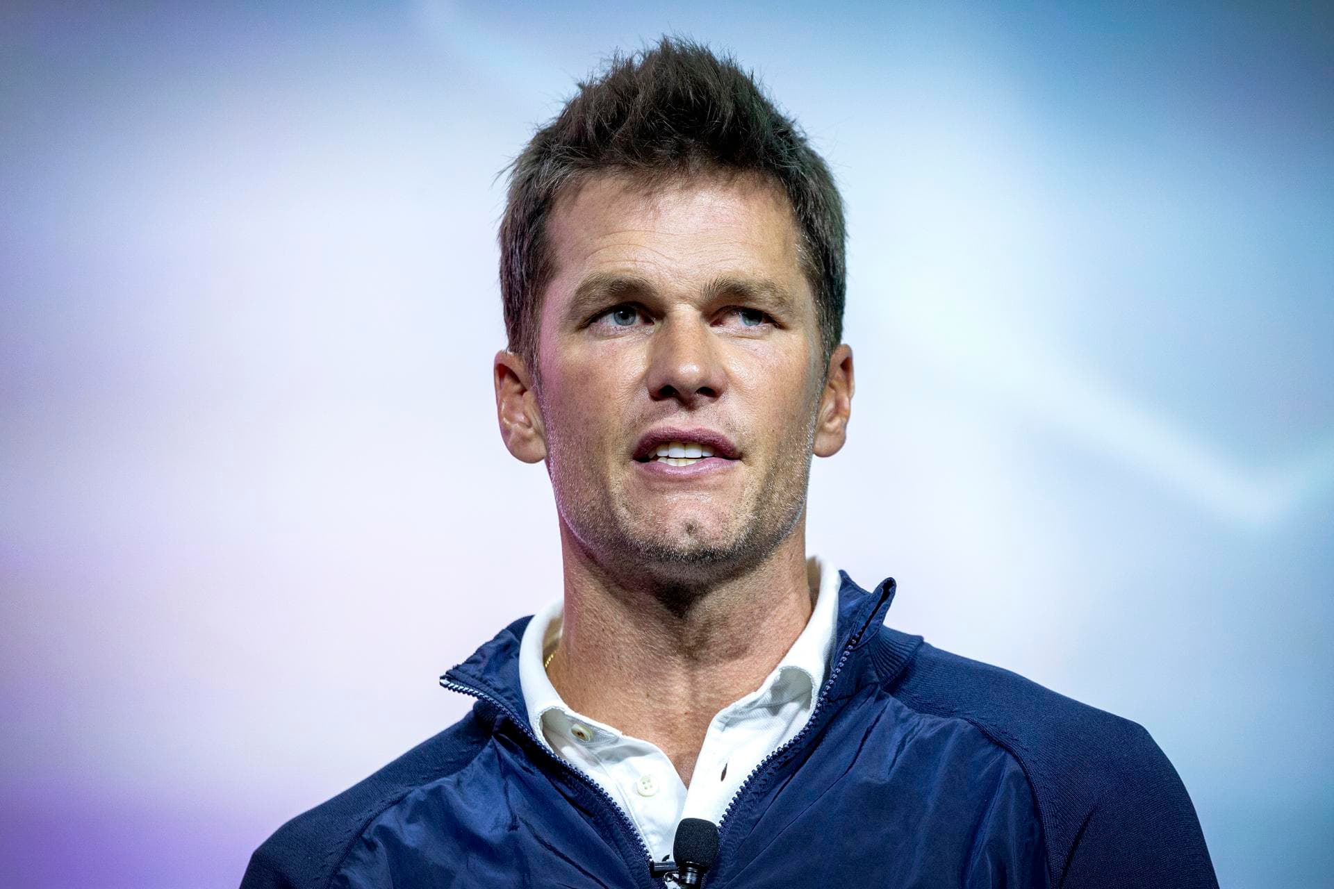 Tom Brady sale del retiro para jugar fútbol bandera en Arabia Saudí